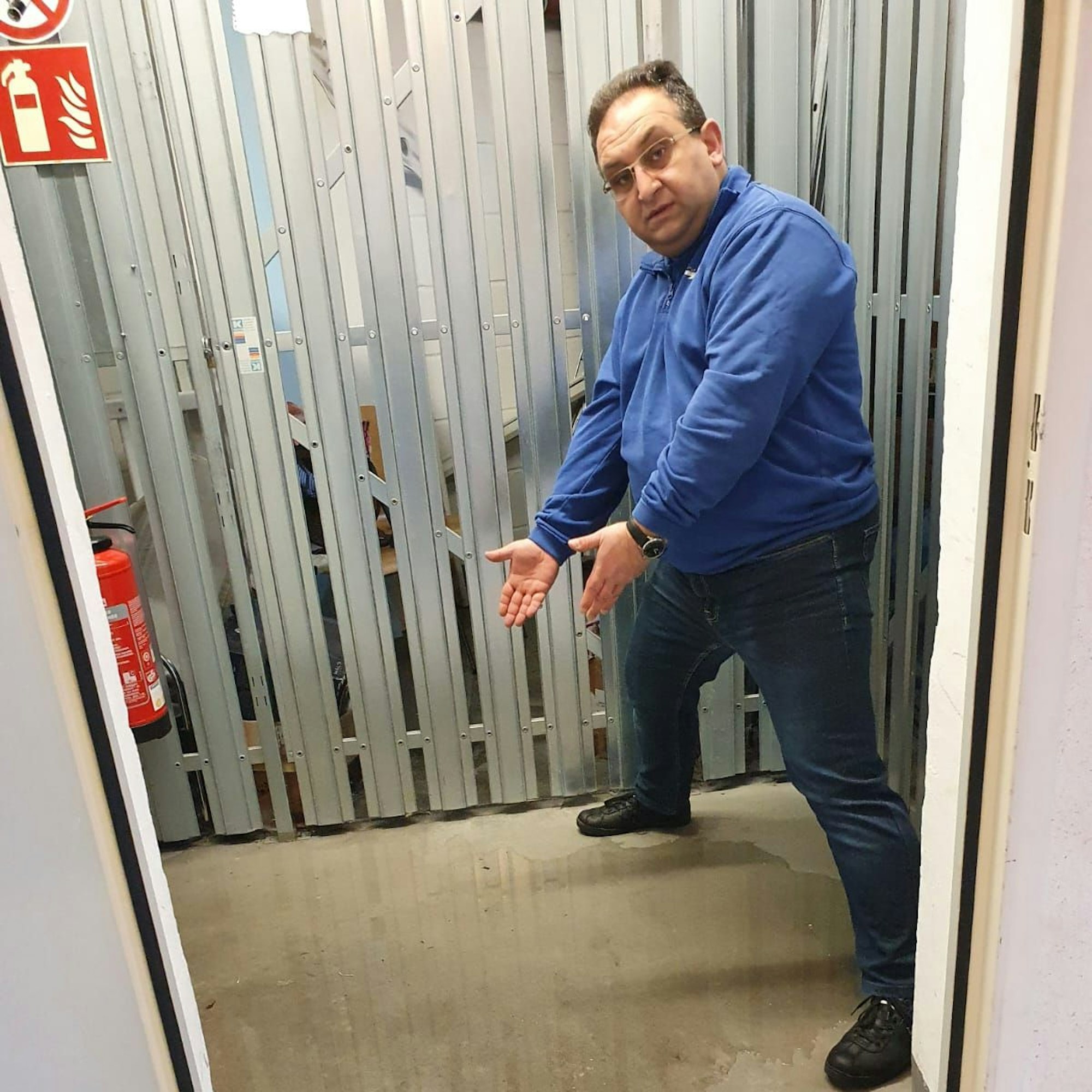 Murat Sahin zeigt den Wasserschaden im Keller