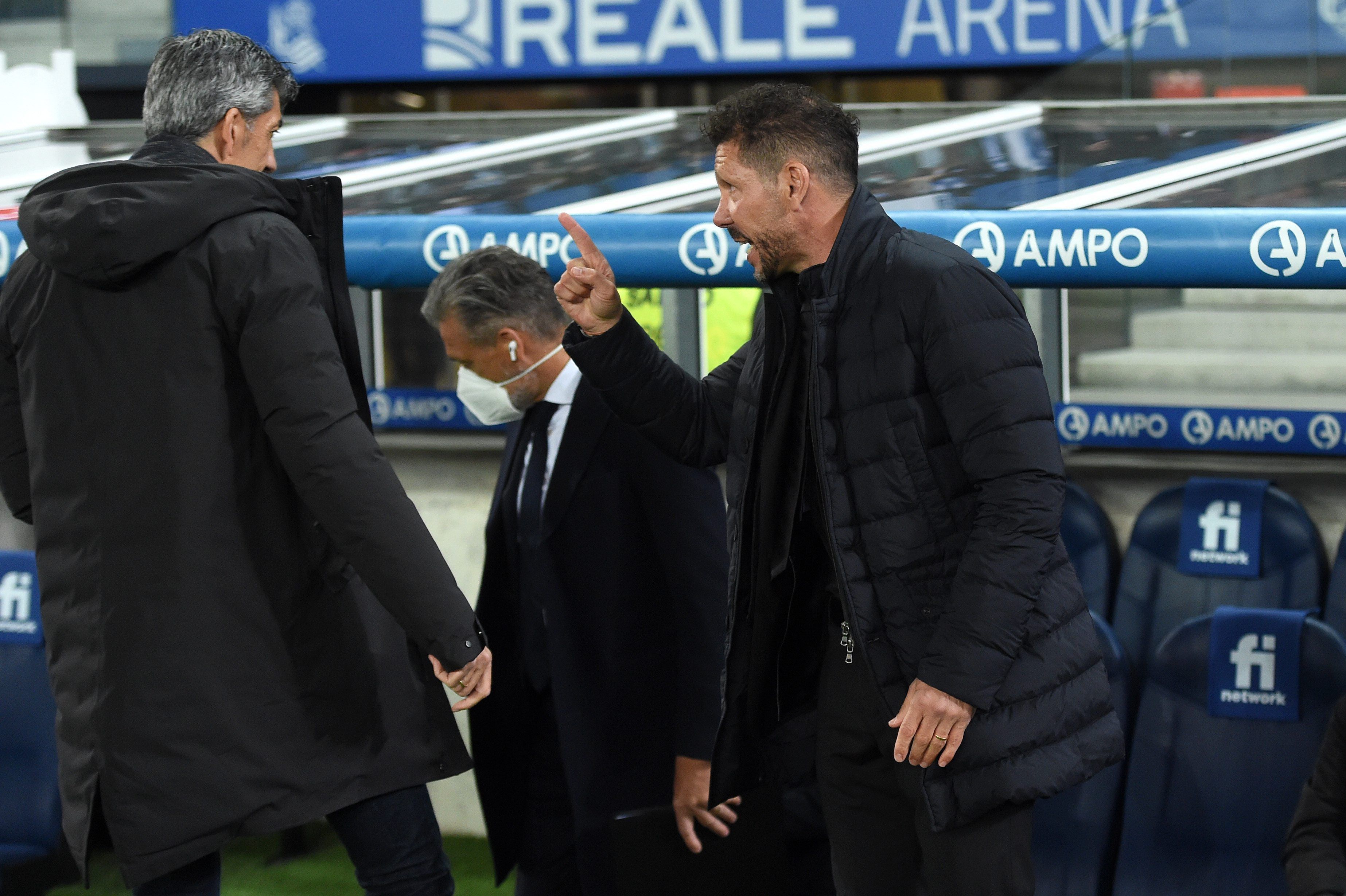 Diego Simeone (Atletico Madrid) im wütenden Austausch mit Imanol Alguacil (Real Sociedad).