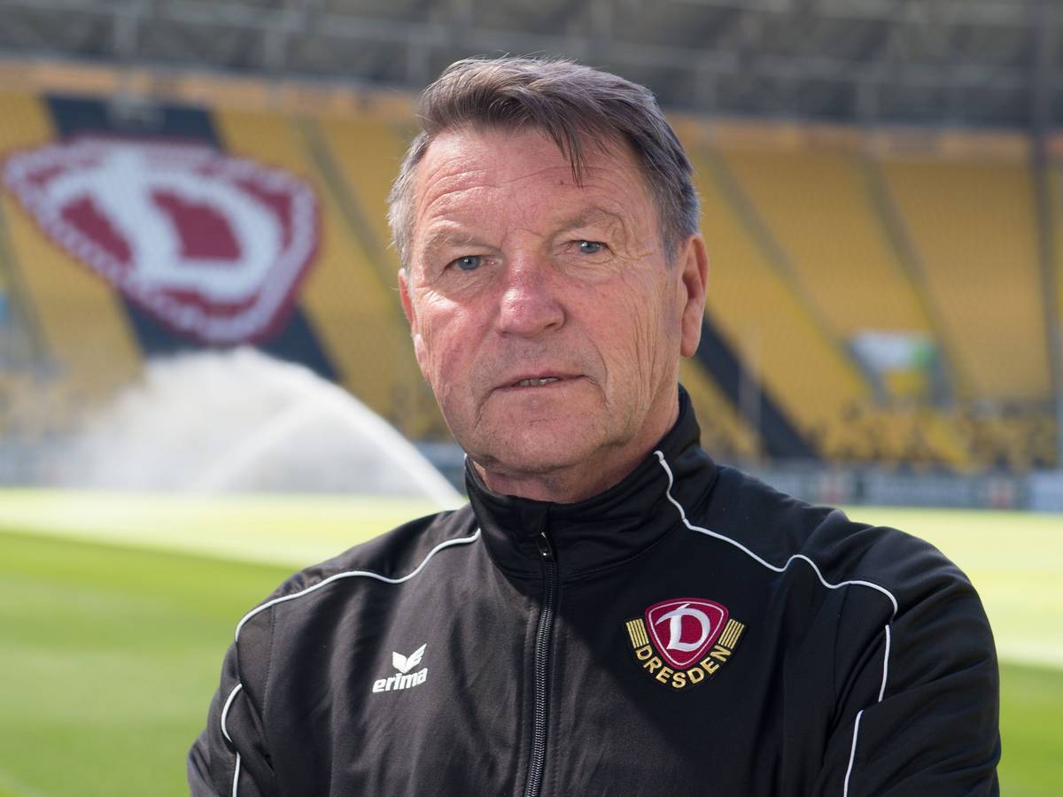 Hans Jürgen Dörner steht im Stadion von Dynamo Dresden.