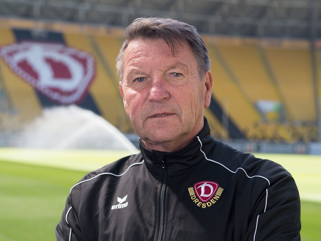 Hans Jürgen Dörner steht im Stadion von Dynamo Dresden.