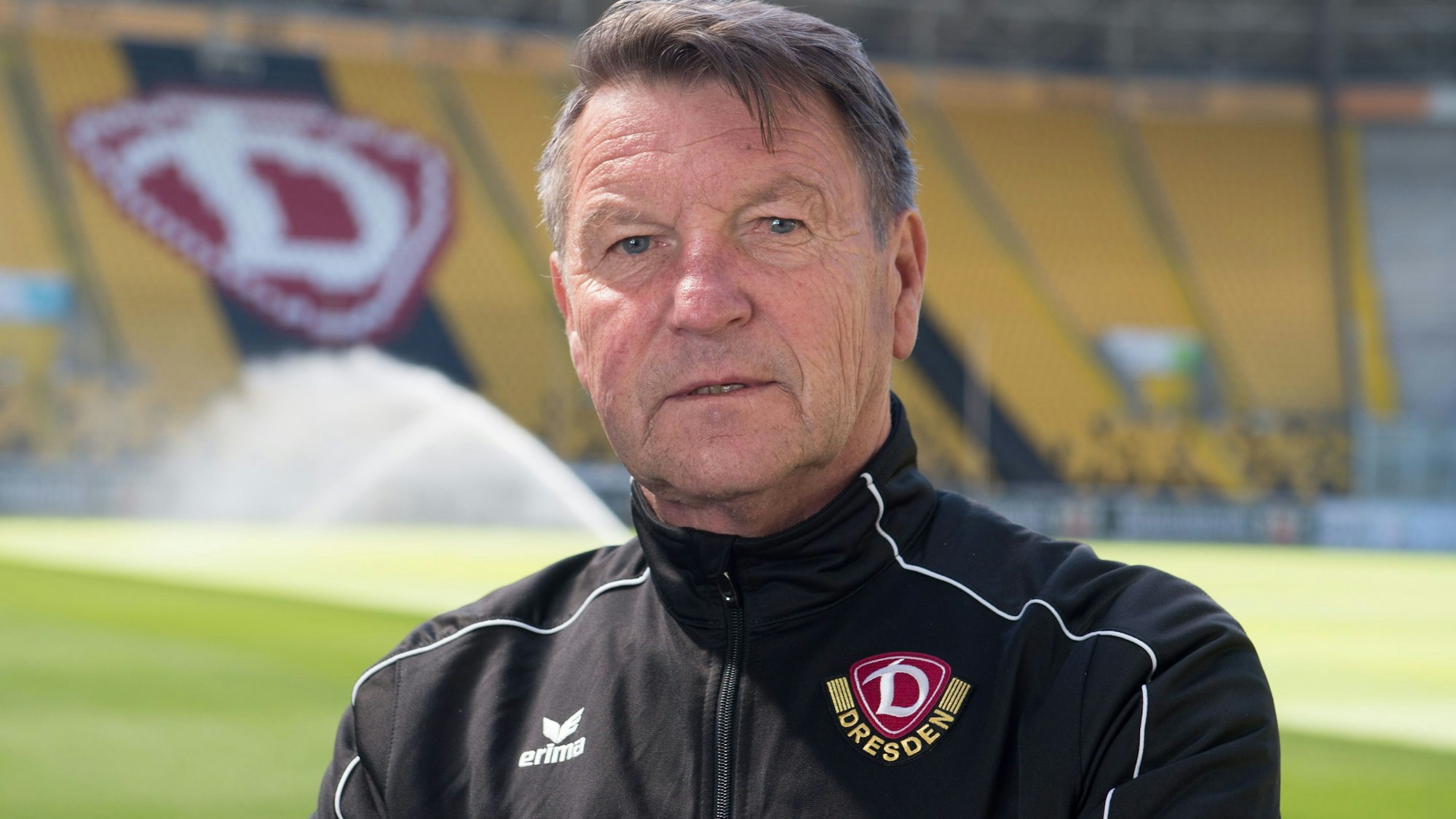 Hans Jürgen Dörner steht im Stadion von Dynamo Dresden.