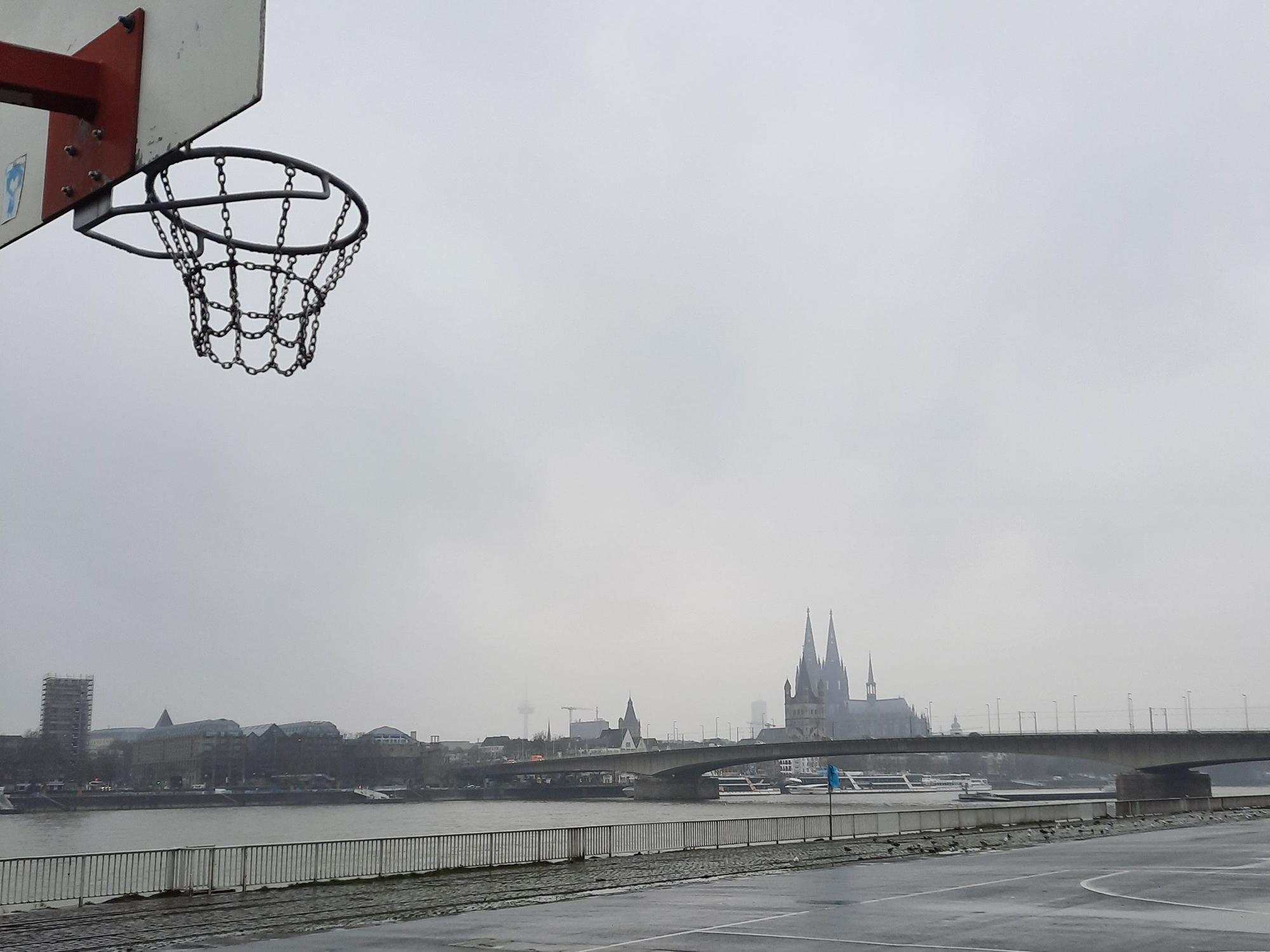 Was für ein Ausblick! Beim Basketball spielen auf der Deutzer Werft (Foto vom 17. Jannuar 2022) hat man jederzeit den Kölner Dom im Blick.