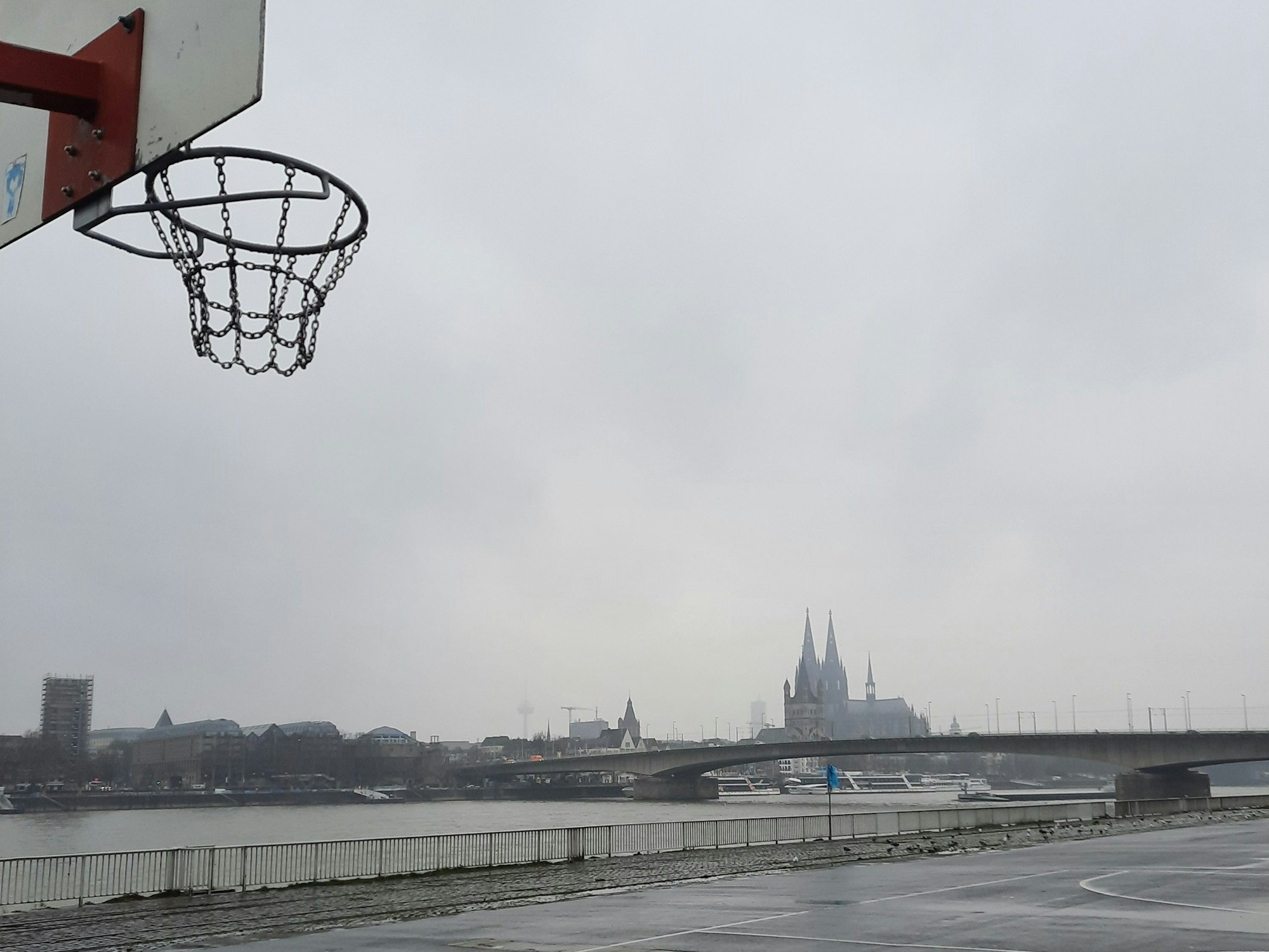 Was für ein Ausblick! Beim Basketball spielen auf der Deutzer Werft (Foto vom 17. Jannuar 2022) hat man jederzeit den Kölner Dom im Blick.