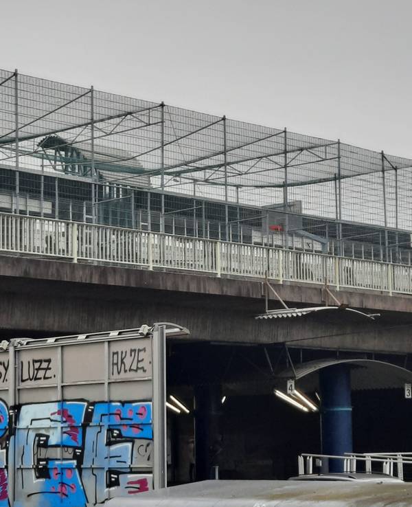 Der Basketballplatz an der Amsterdamer Straße in Köln-Niehl (Foto vom 19. Januar 2022). Die Lage ist schon etwas ungewöhnlich, aber der Platz müsste dringend renoviert werden.