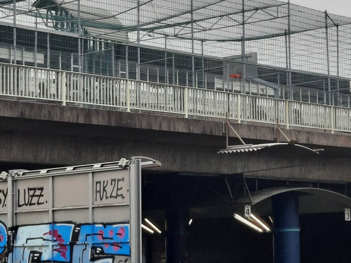 Der Basketballplatz an der Amsterdamer Straße in Köln-Niehl (Foto vom 19. Januar 2022). Die Lage ist schon etwas ungewöhnlich, aber der Platz müsste dringend renoviert werden.