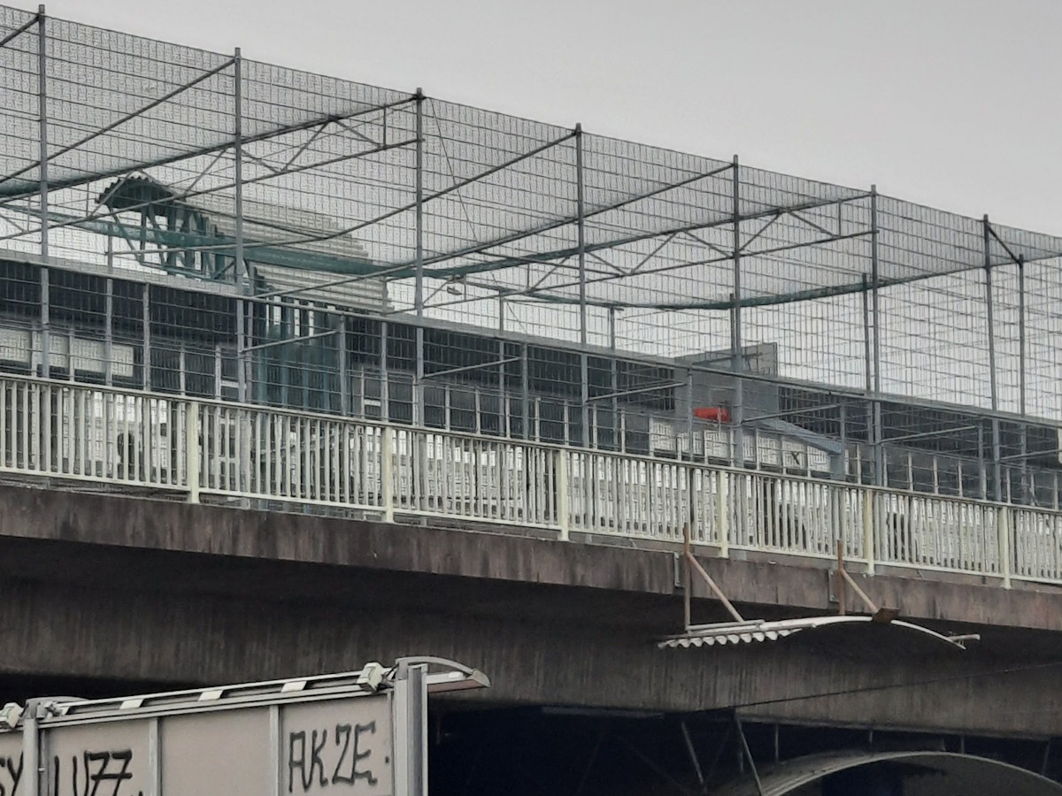 Der Basketballplatz an der Amsterdamer Straße in Köln-Niehl (Foto vom 19. Januar 2022). Die Lage ist schon etwas ungewöhnlich, aber der Platz müsste dringend renoviert werden.