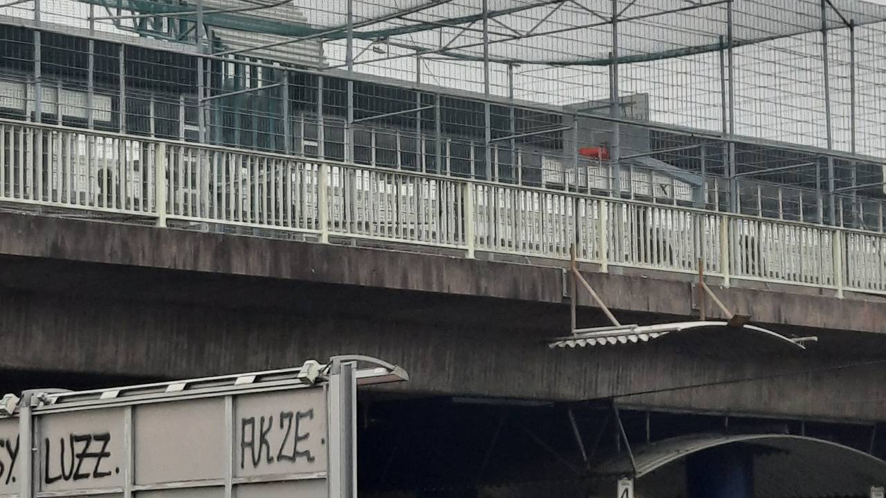 Der Basketballplatz an der Amsterdamer Straße in Köln-Niehl (Foto vom 19. Januar 2022). Die Lage ist schon etwas ungewöhnlich, aber der Platz müsste dringend renoviert werden.