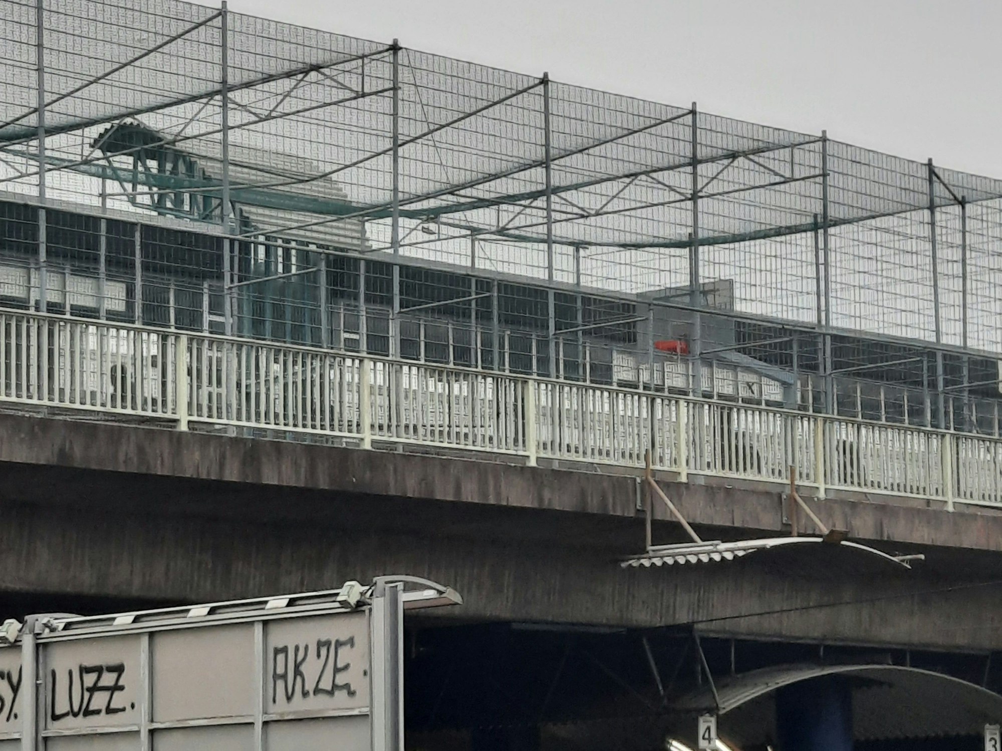 Der Basketballplatz an der Amsterdamer Straße in Köln-Niehl (Foto vom 19. Januar 2022). Die Lage ist schon etwas ungewöhnlich, aber der Platz müsste dringend renoviert werden.
