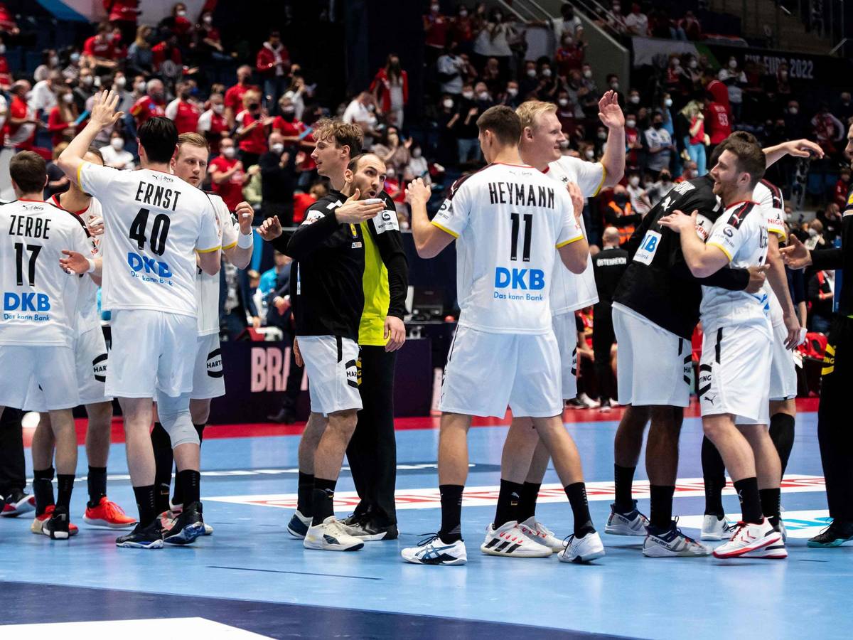 Die deutsche Handball-Nationalmannschaft jubelt bei der EM.