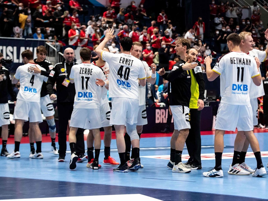 Die deutsche Handball-Nationalmannschaft jubelt bei der EM.