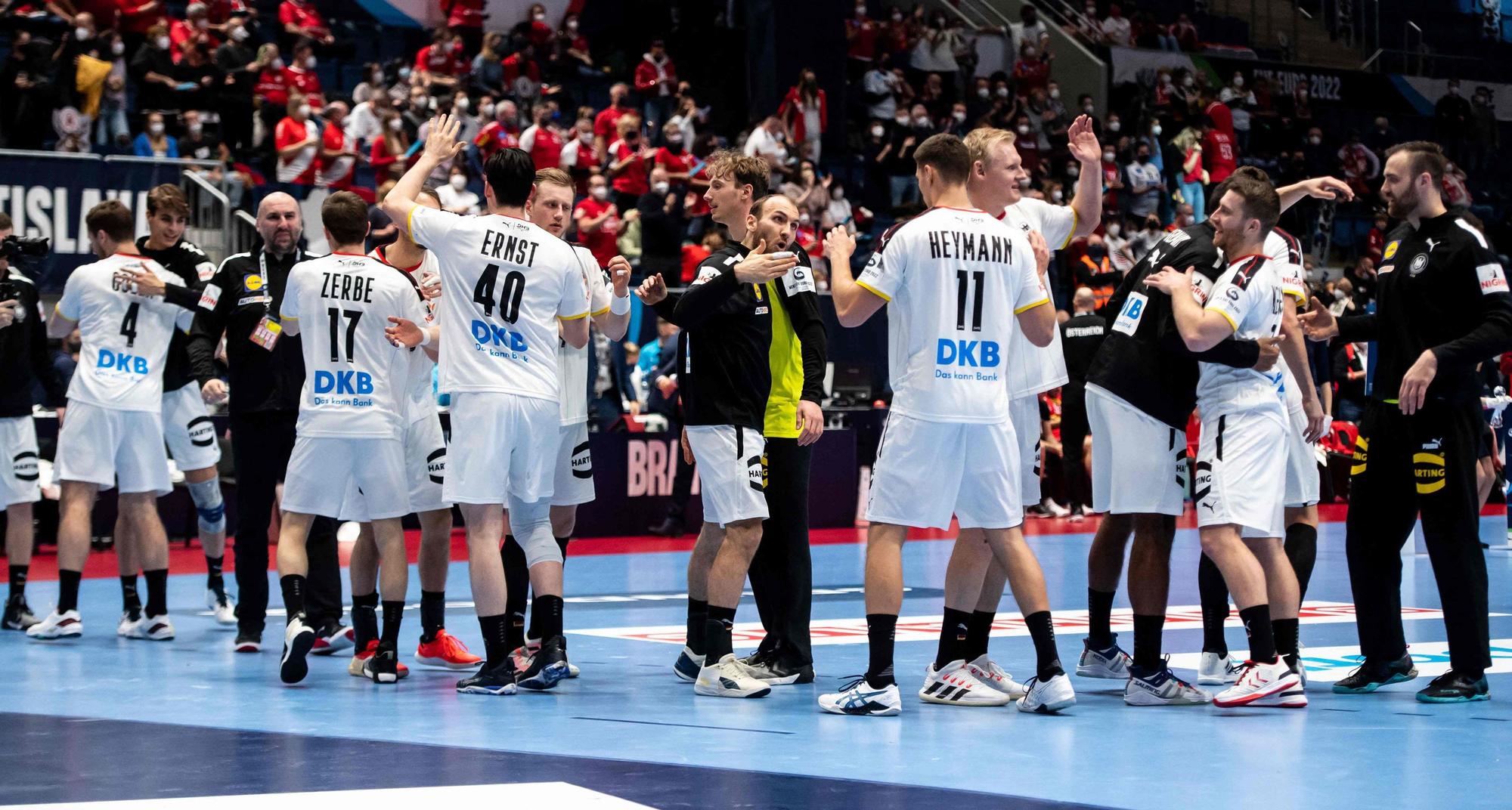 Die deutsche Handball-Nationalmannschaft jubelt bei der EM.