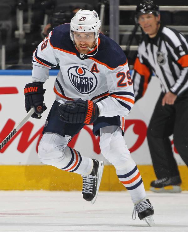 Leon Draisaitl fährt über die Eisfläche.