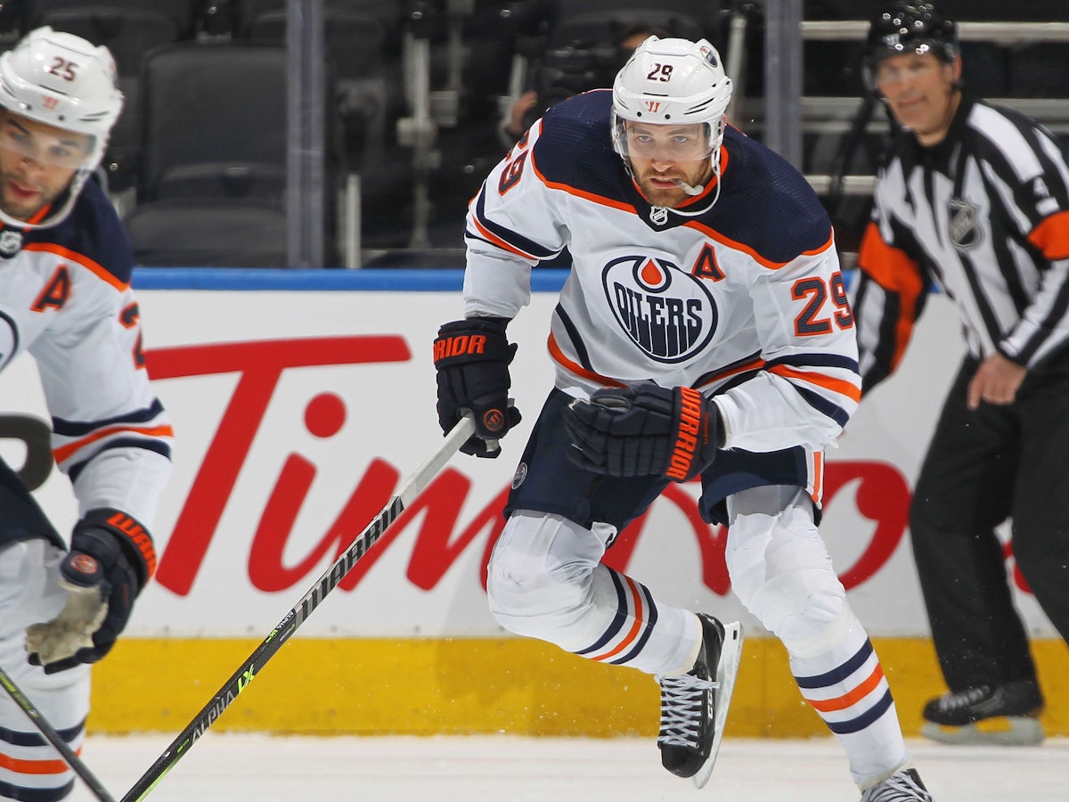 Leon Draisaitl fährt über die Eisfläche.
