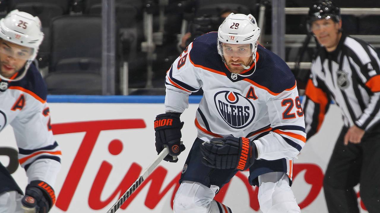 Leon Draisaitl fährt über die Eisfläche.