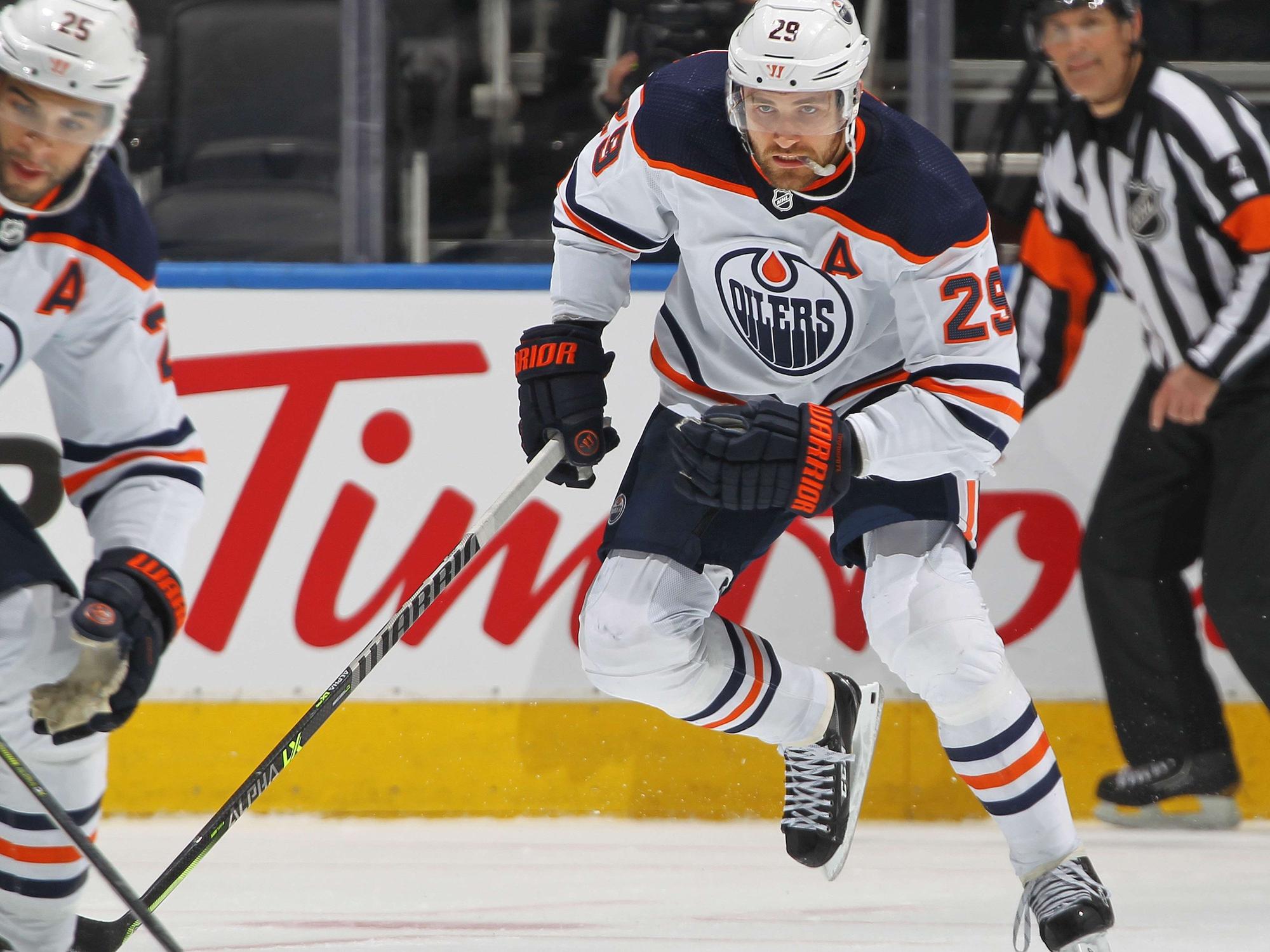 Leon Draisaitl fährt über die Eisfläche.