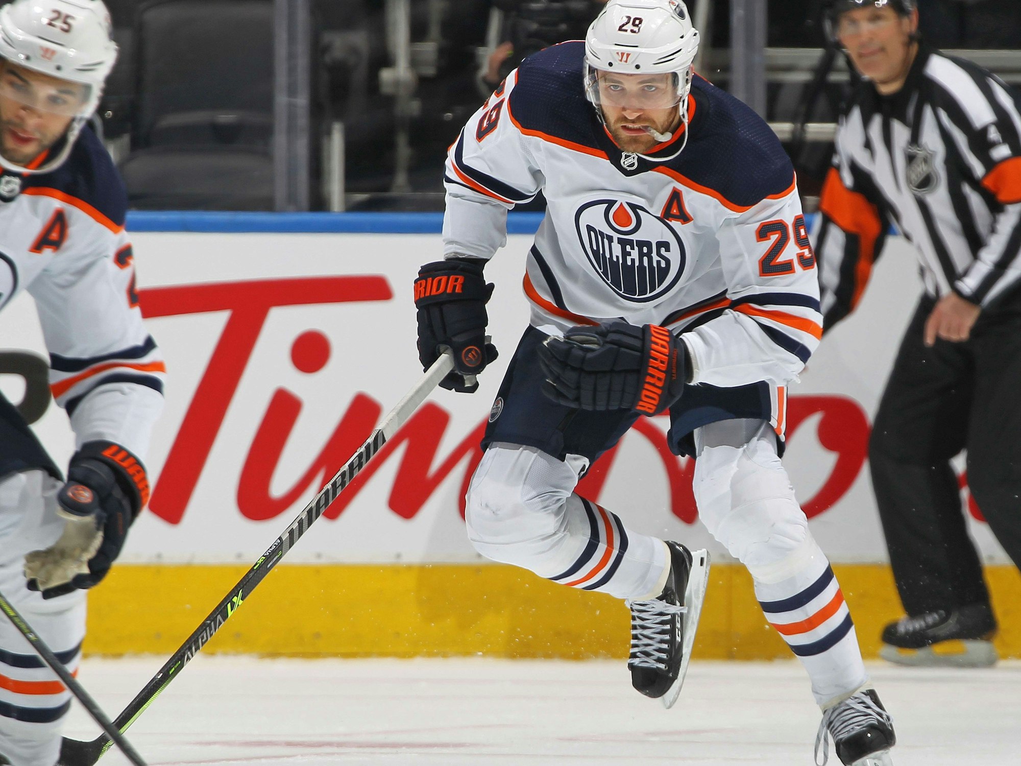 Leon Draisaitl fährt über die Eisfläche.