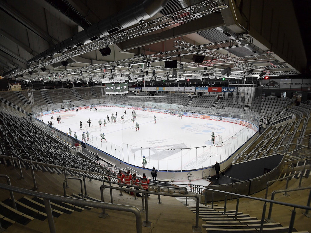 Die Mannschaften stehen auf dem Feld, die Tribünen sind leer.