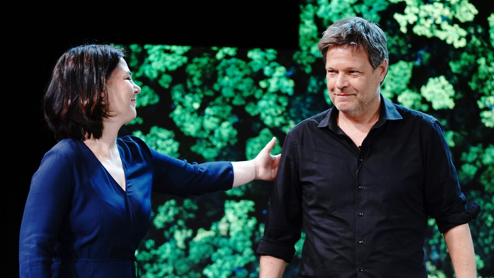 Robert Habeck, Bundesvorsitzender von Bündnis 90/Die Grünen, mit Grünen-Außenministerin Annalena Baerbock (l).