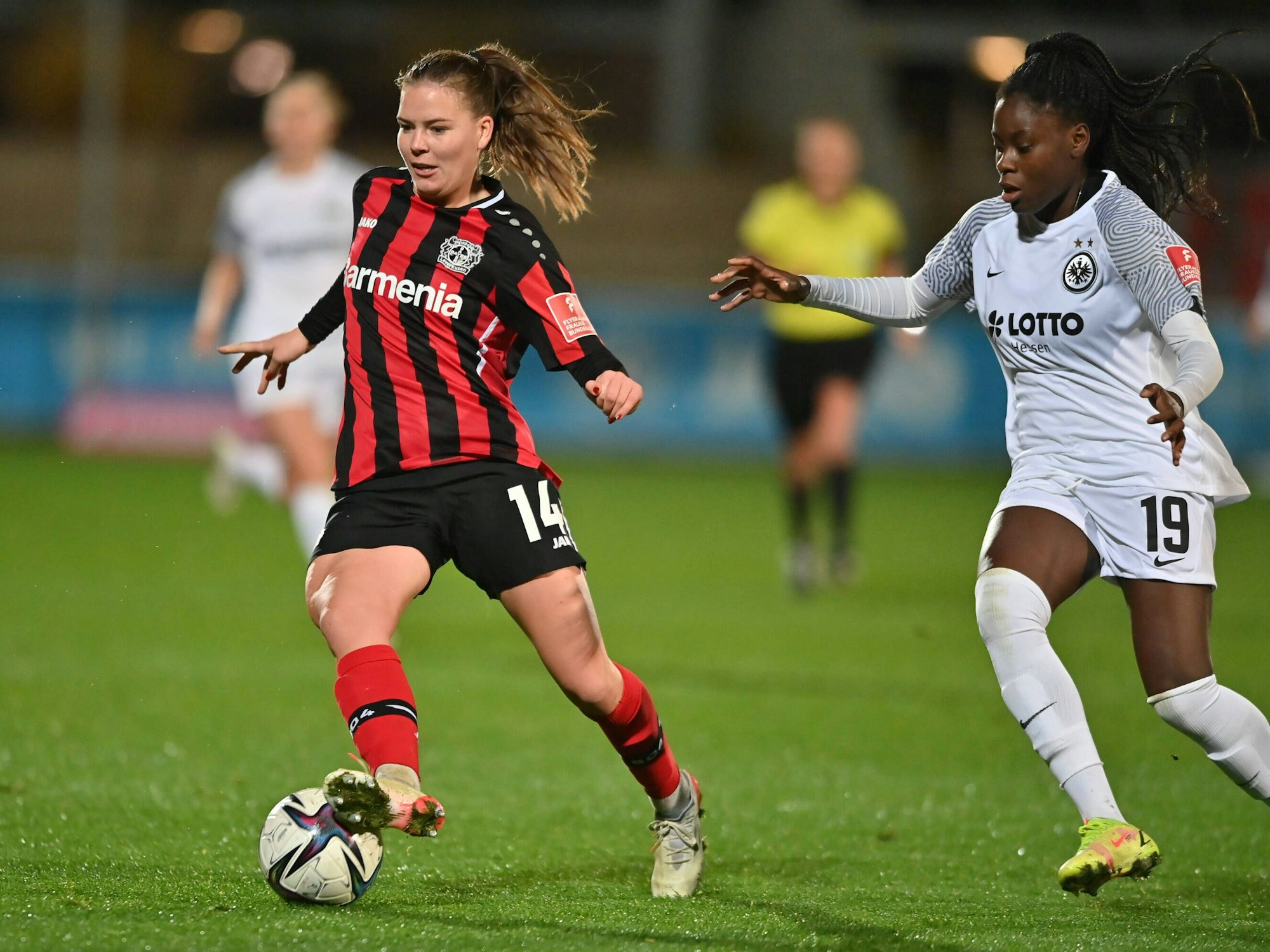 Juliane Wirtz hat den Ball am Fuß, Nicole Anyomi versucht, sich zu nähern.