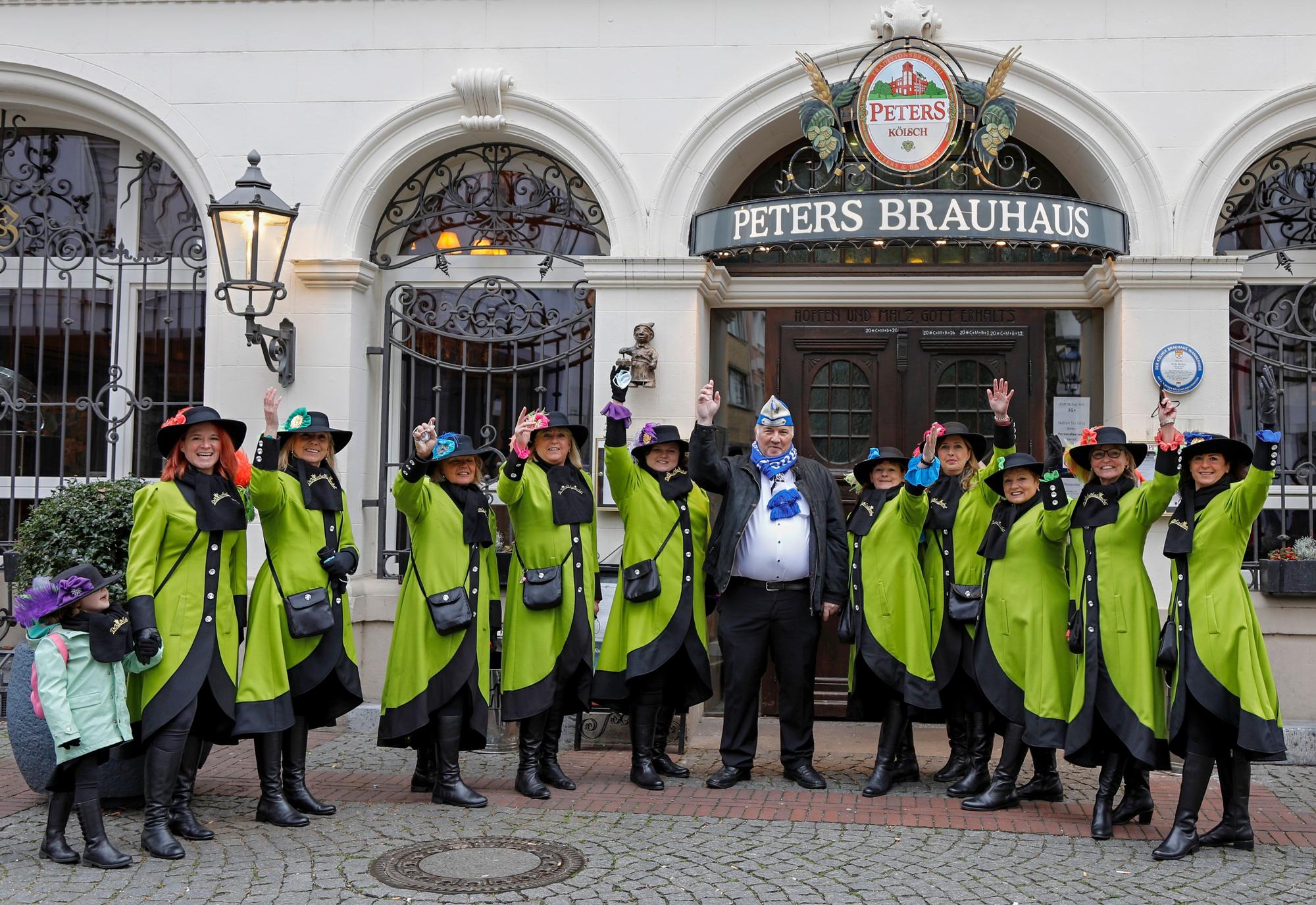 Der Verein Madämcher vor dem Brauhaus Peters