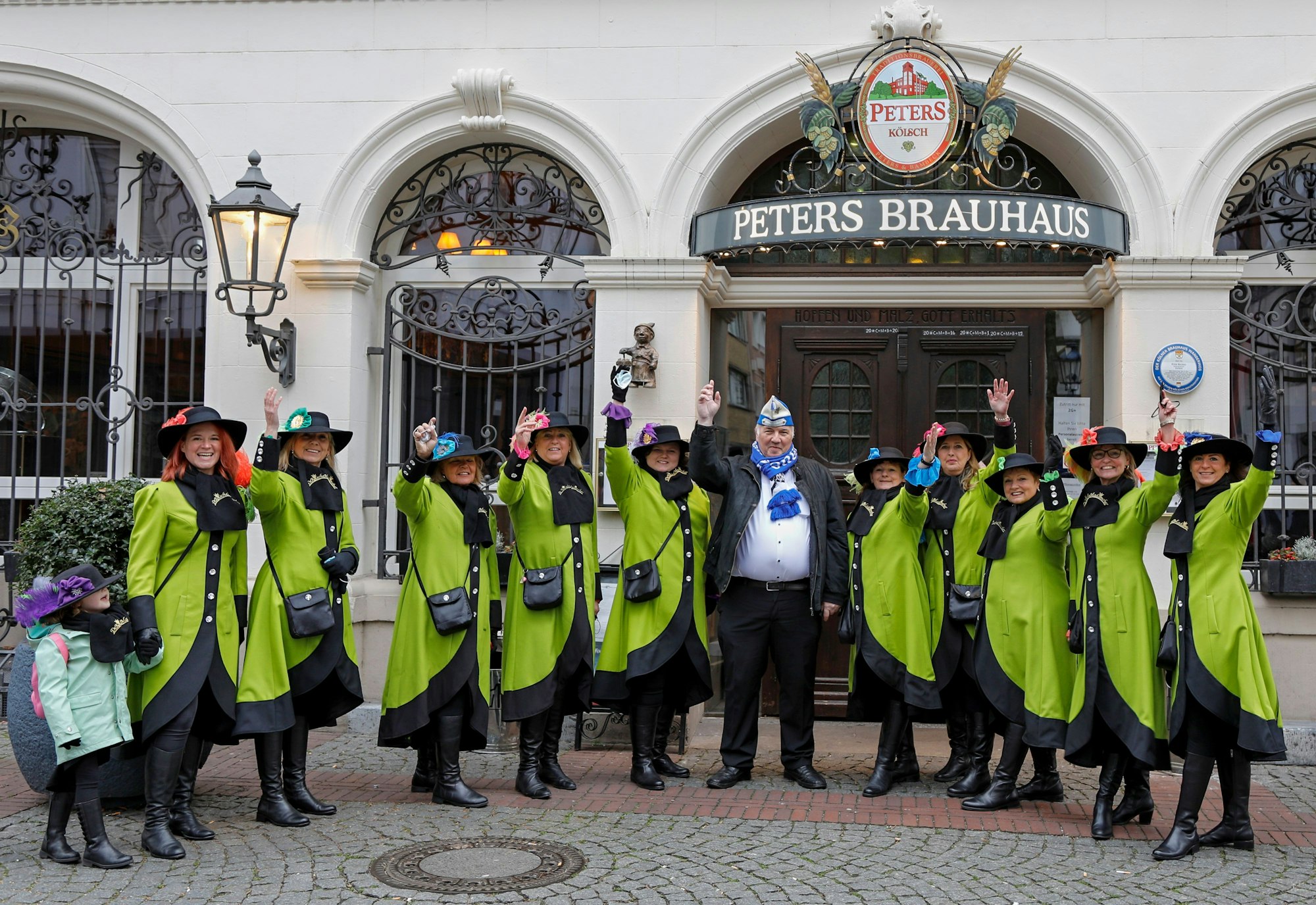 Der Verein Madämcher vor dem Brauhaus Peters