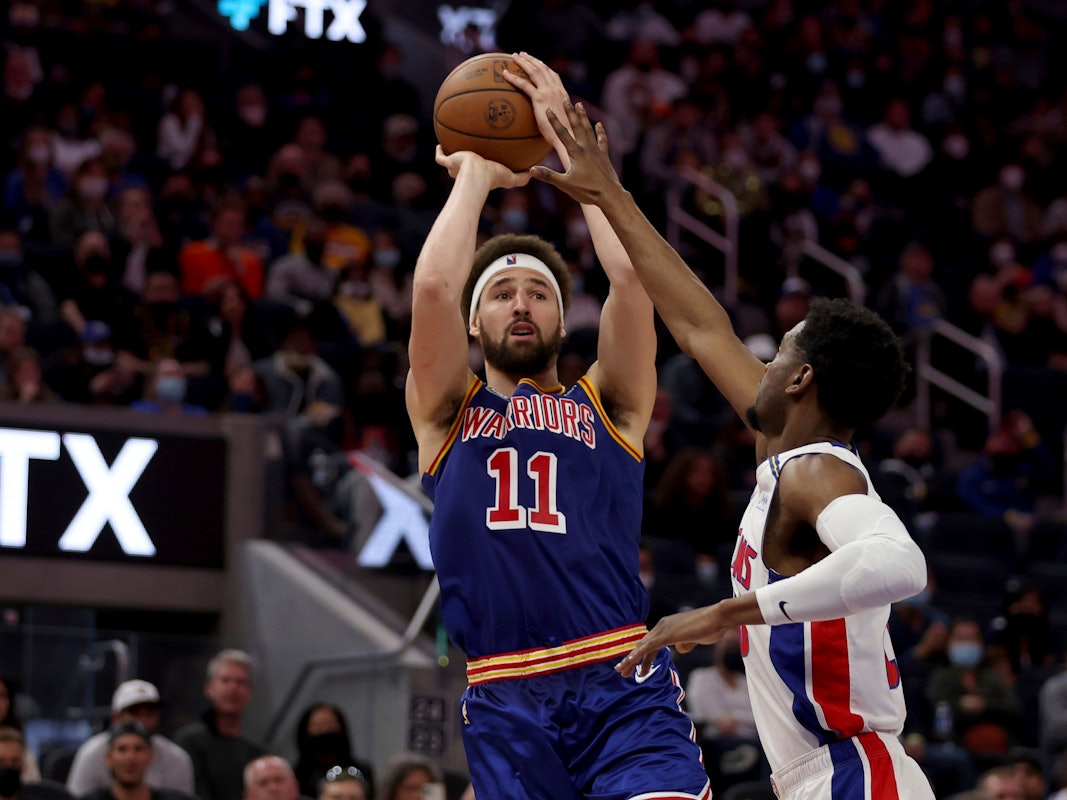 Warriors-Scharfschütze Klay Thompson beim Wurfversuch gegen Pistons-Verteidiger Josh Jackson.