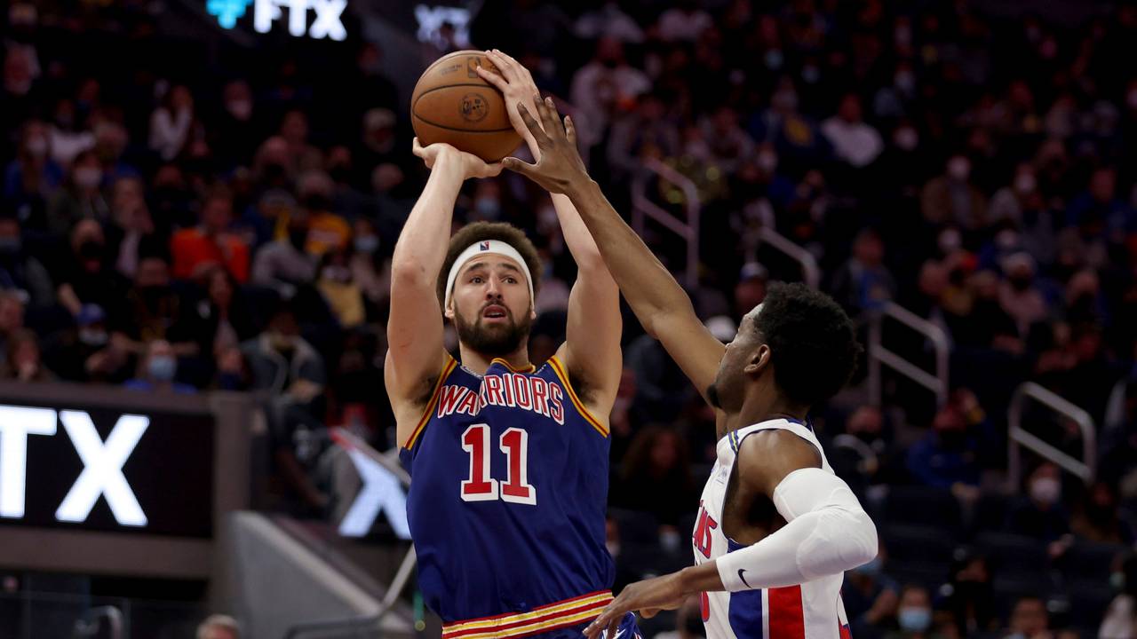 Warriors-Scharfschütze Klay Thompson beim Wurfversuch gegen Pistons-Verteidiger Josh Jackson.