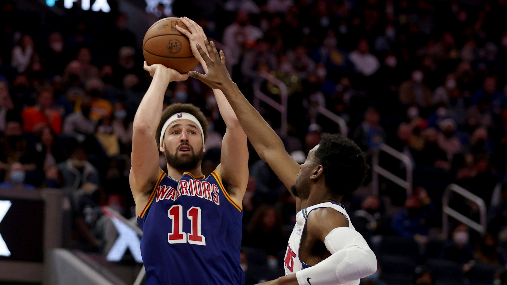 Warriors-Scharfschütze Klay Thompson beim Wurfversuch gegen Pistons-Verteidiger Josh Jackson.