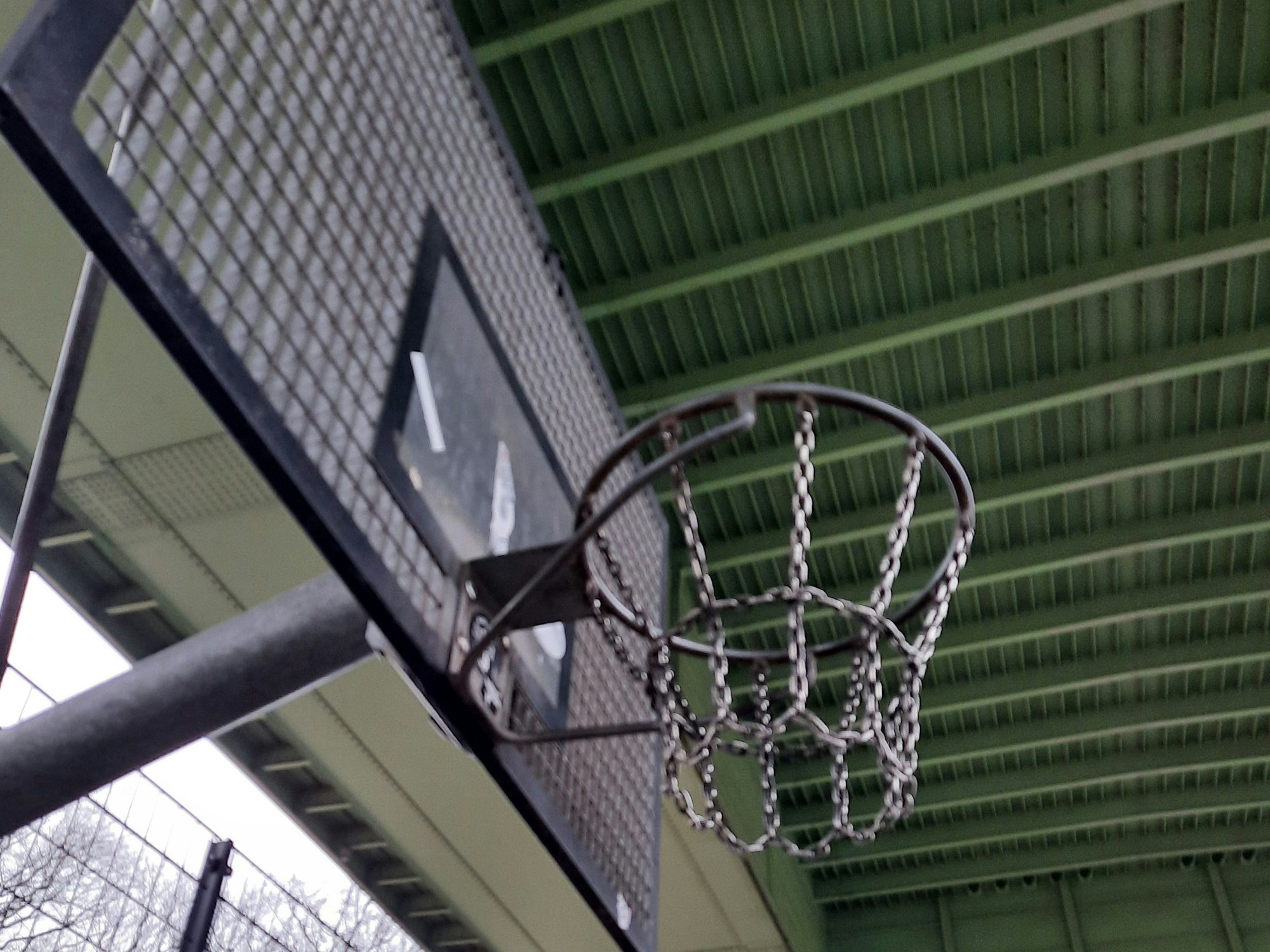 Die Reusen der Körbe sind auch auf dem Basketballplatz unter der Zoobrücke aus Metall.