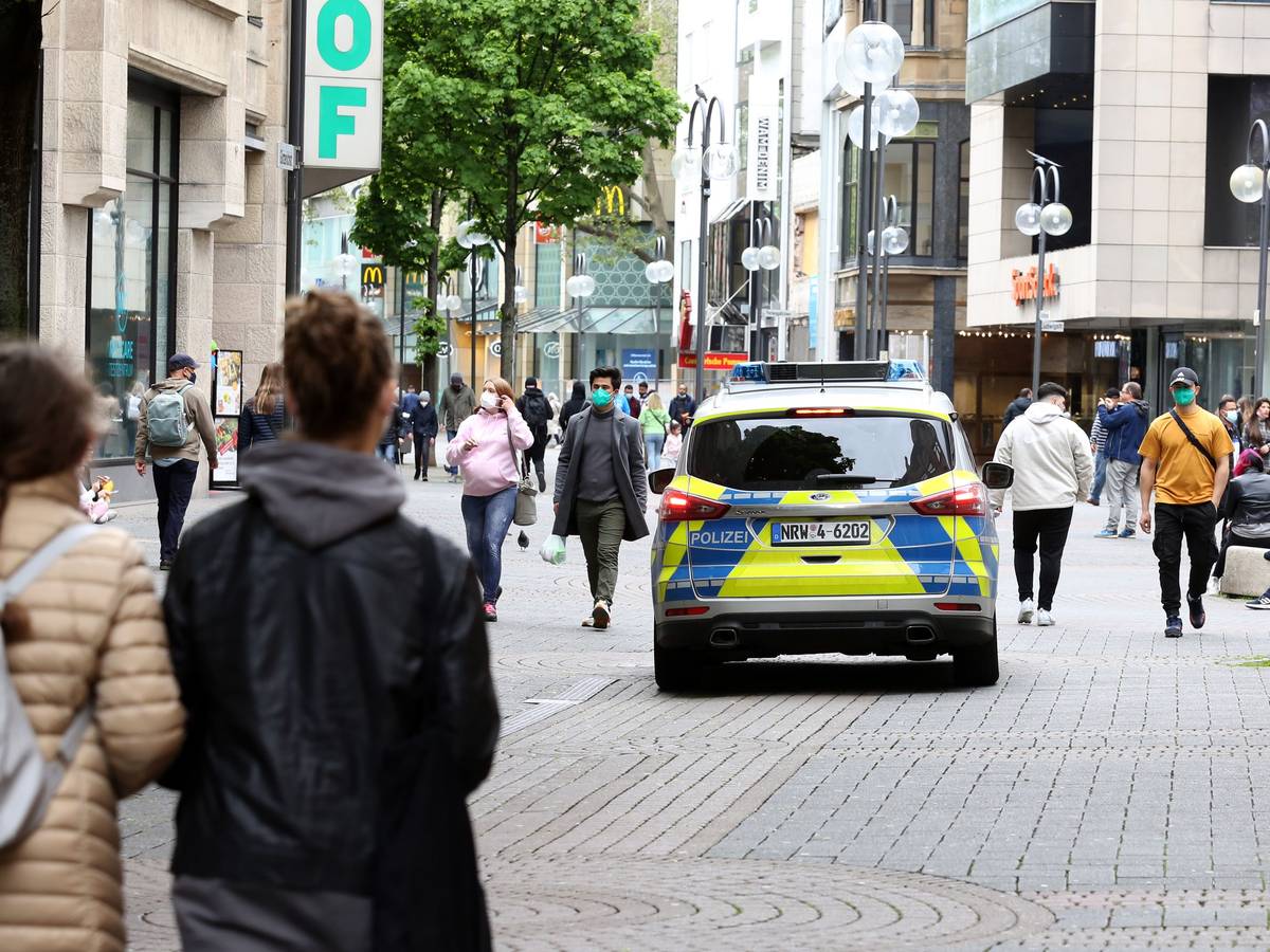 Polizei-Auto auf der Schildergasse in Köln.