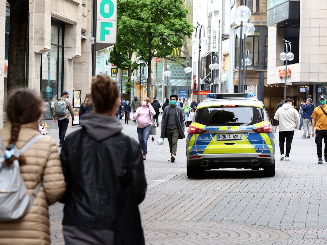 Polizei-Auto auf der Schildergasse in Köln.