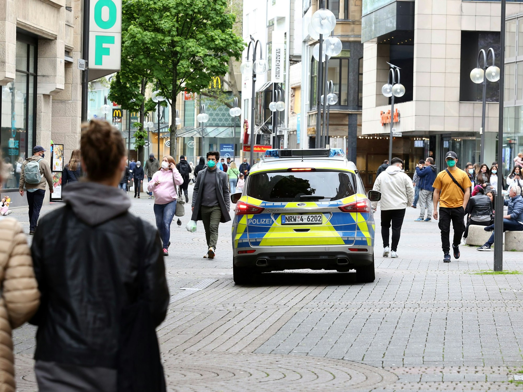 Polizei-Auto auf der Schildergasse in Köln.