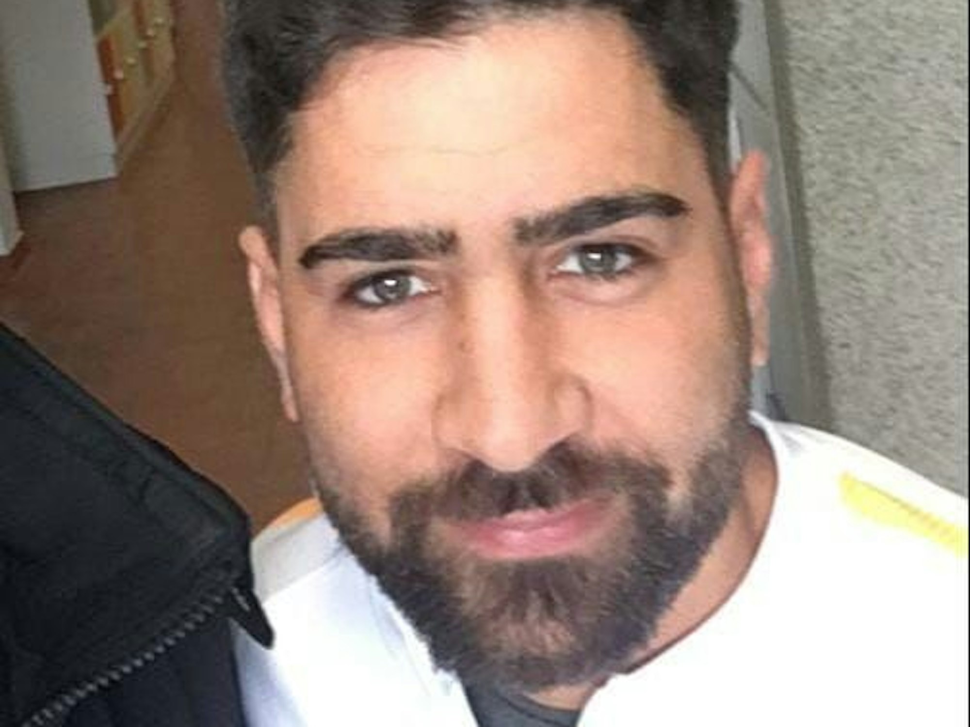 Der verstorbene Kölner Amateurfußballer Kerim Arslan blickt in die Kamera.