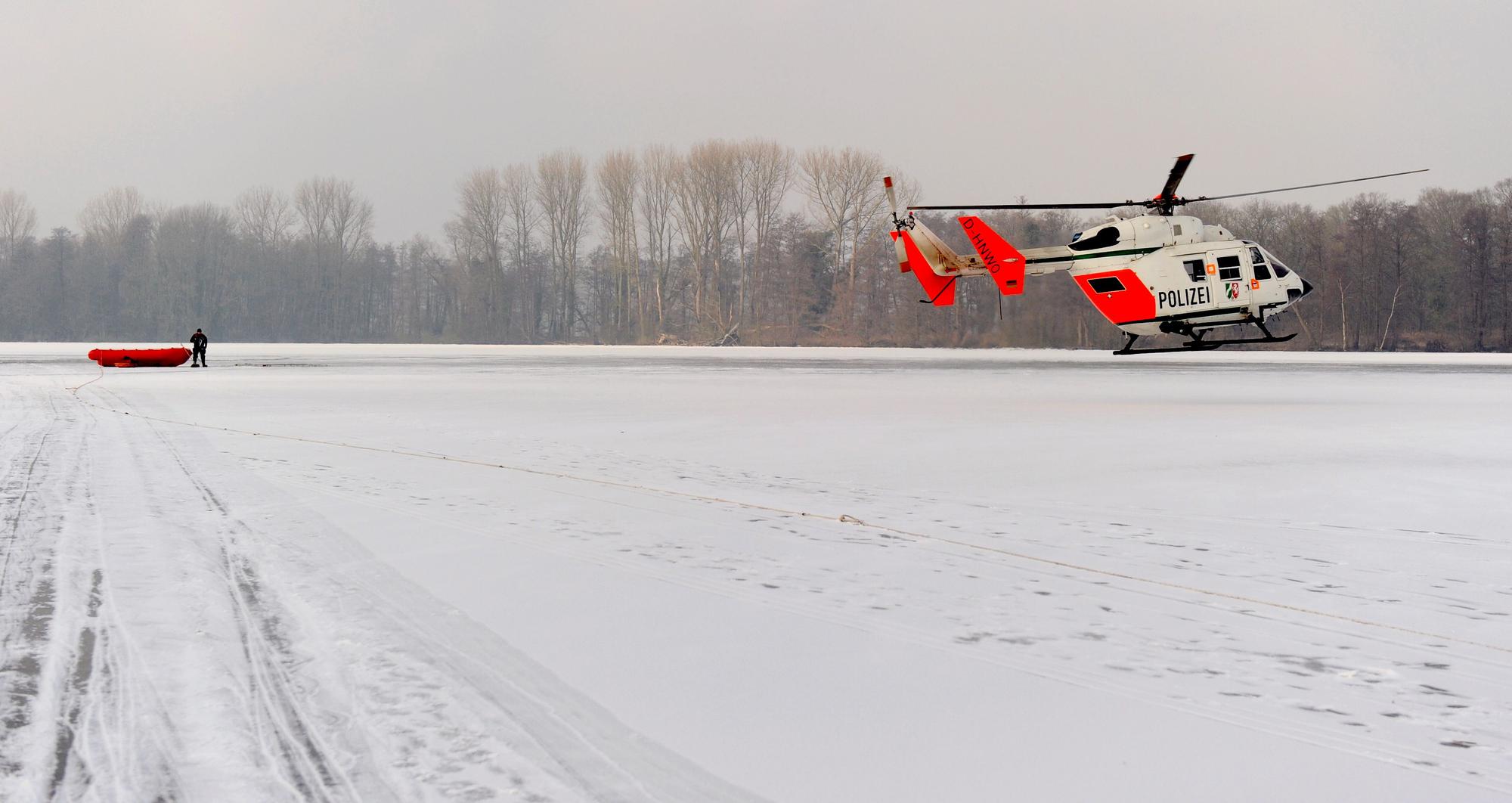 Das Symbolbild zeigt eine zugefrorene Eisfläche und einen Rettungshubschrauber am 4. Februar 2012 in Nettetal.