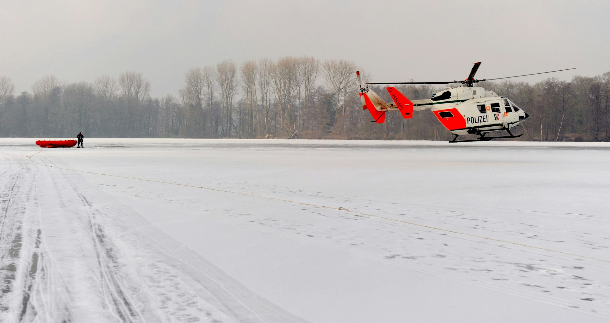 Das Symbolbild zeigt eine zugefrorene Eisfläche und einen Rettungshubschrauber am 4. Februar 2012 in Nettetal.