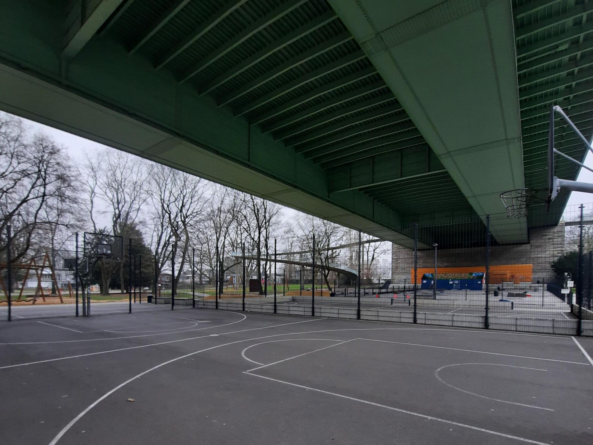 Schon etwas Besonderes: Basketball spielen unter der Zoobrücke zwischen Rheinpark und Jugendzentrum (Foto vom 18. Januar 2022).