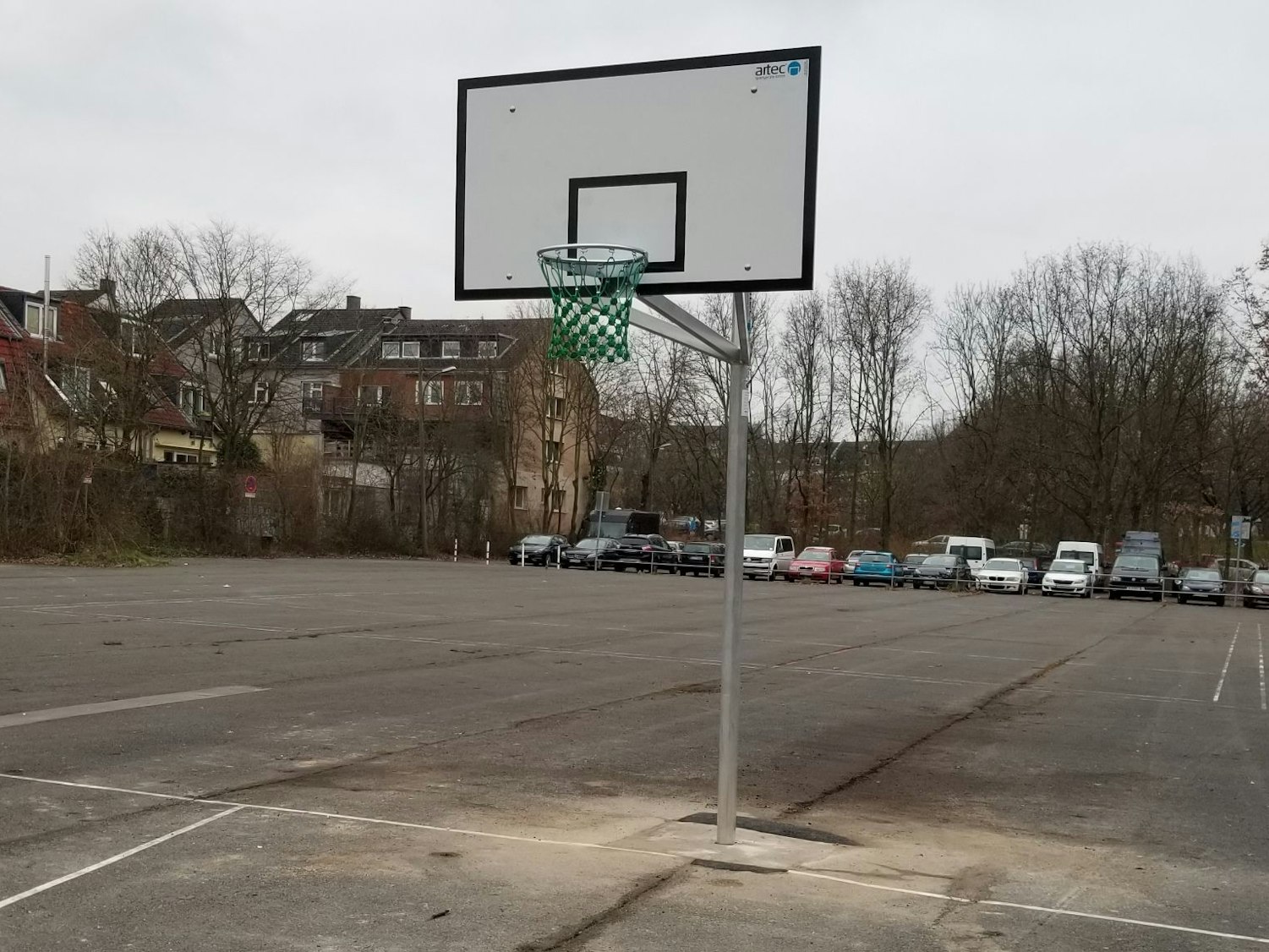 Kleiner Geheimtipp: Der Basketballplatz im Nippeser Tälchen (Foto vom 20. Jannuar 2022). Direkt nebenan ist übrigens der Altenberger Hof mit Biergarten.