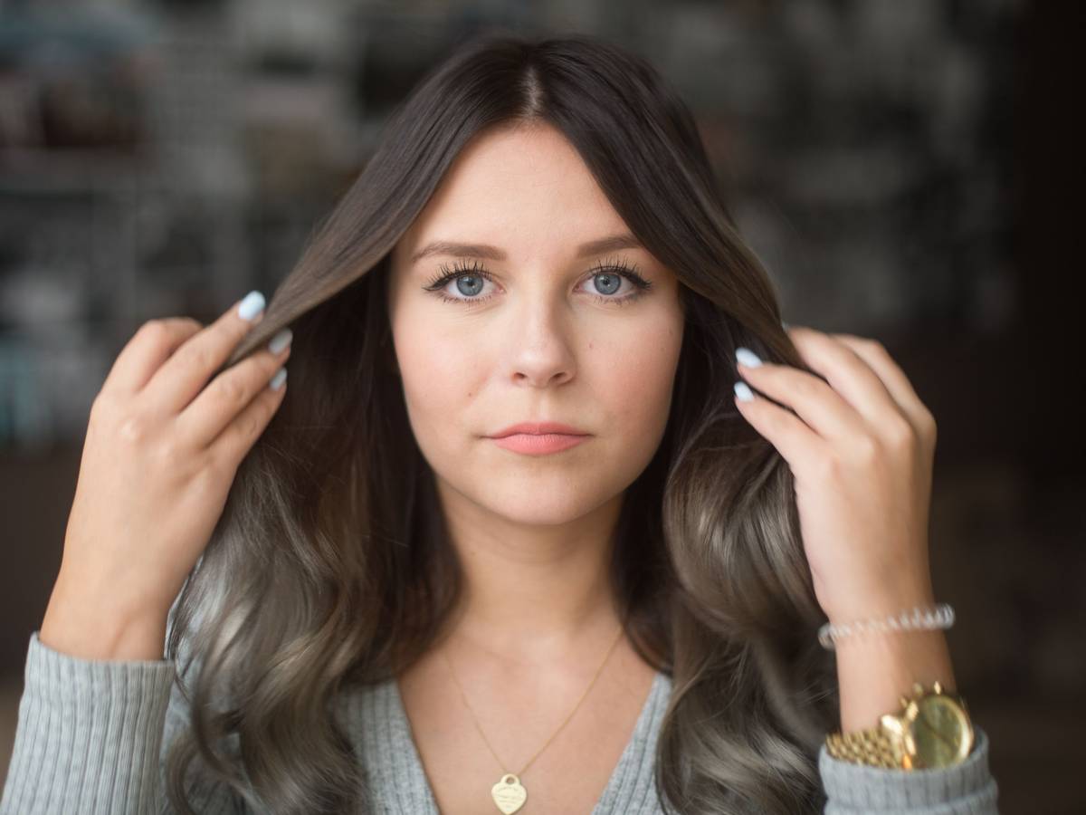 ARCHIV - Dagi Bee, die einen eigenen Kanal auf Youtube hat, posiert am 13.11.2015 in Berlin für ein Foto. Das Foto zeigt Dagi Bee, wie sie sich durch die Haare streift und dabei ausdruckslos in die Kamera schaut.