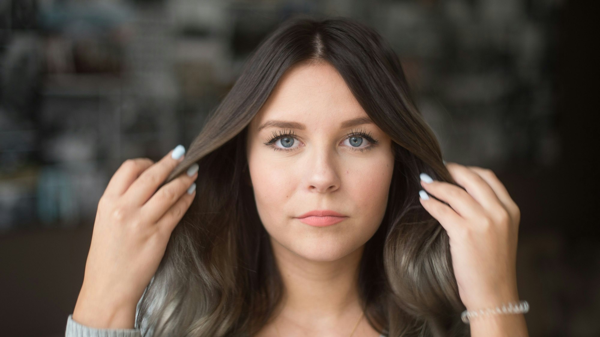 ARCHIV - Dagi Bee, die einen eigenen Kanal auf Youtube hat, posiert am 13.11.2015 in Berlin für ein Foto. Das Foto zeigt Dagi Bee, wie sie sich durch die Haare streift und dabei ausdruckslos in die Kamera schaut.