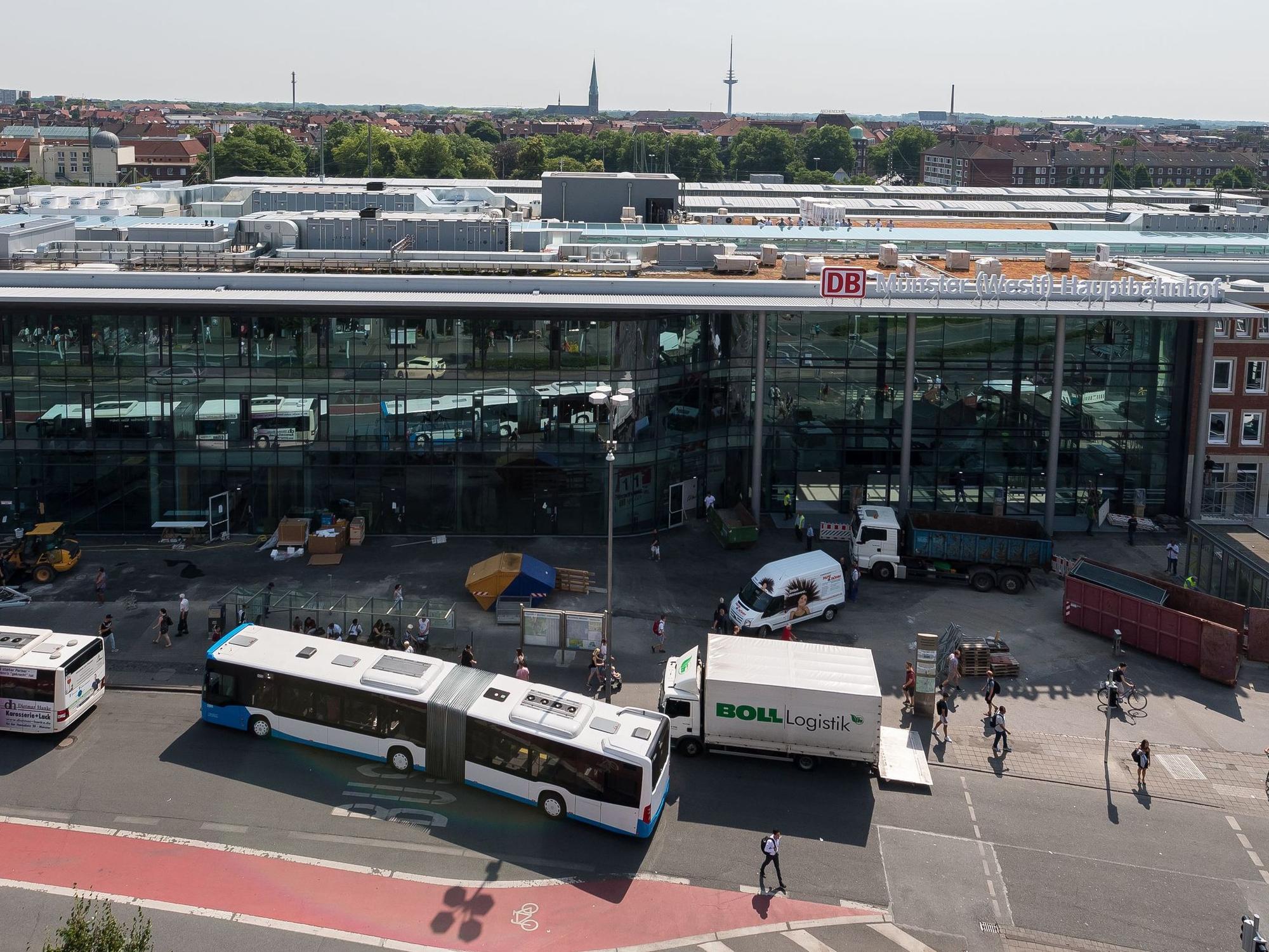 Der Hauptbahnhof in Münster aus der Luft fotografiert. Foto von der dpa