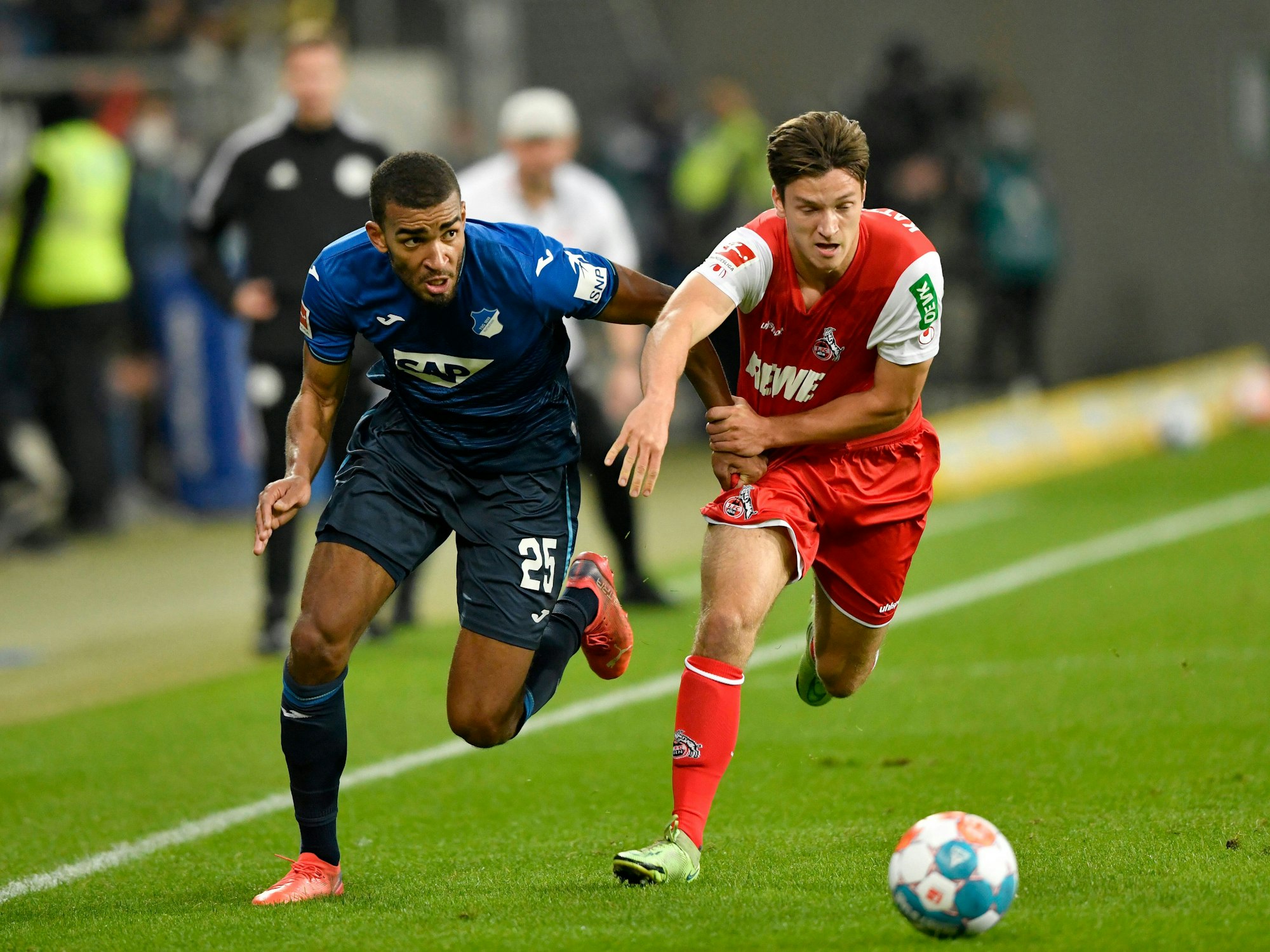 Noah Katterbach im Zweikampf mit Kevin Akpogouma