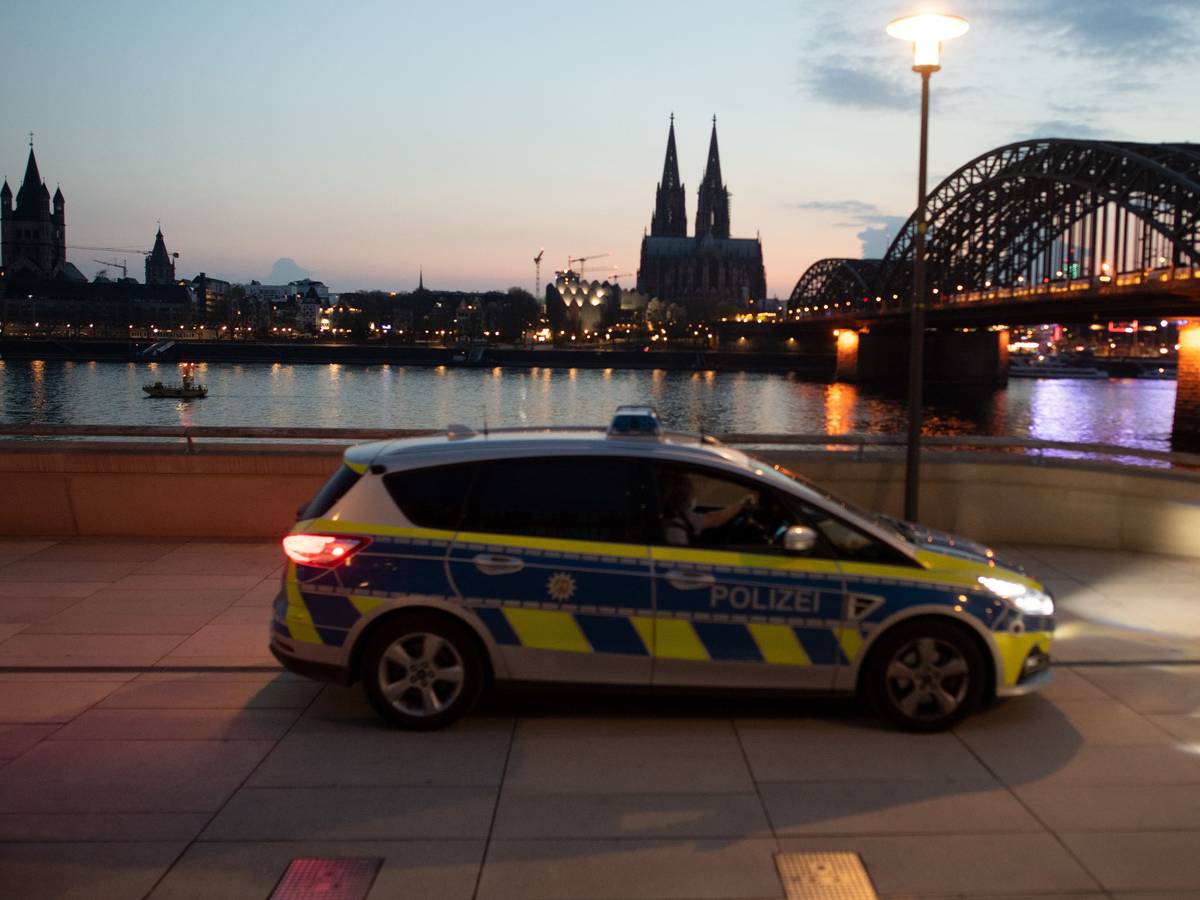 Ein Polizeiauto fährt am Rheinufer Streife. Foto von der dpa