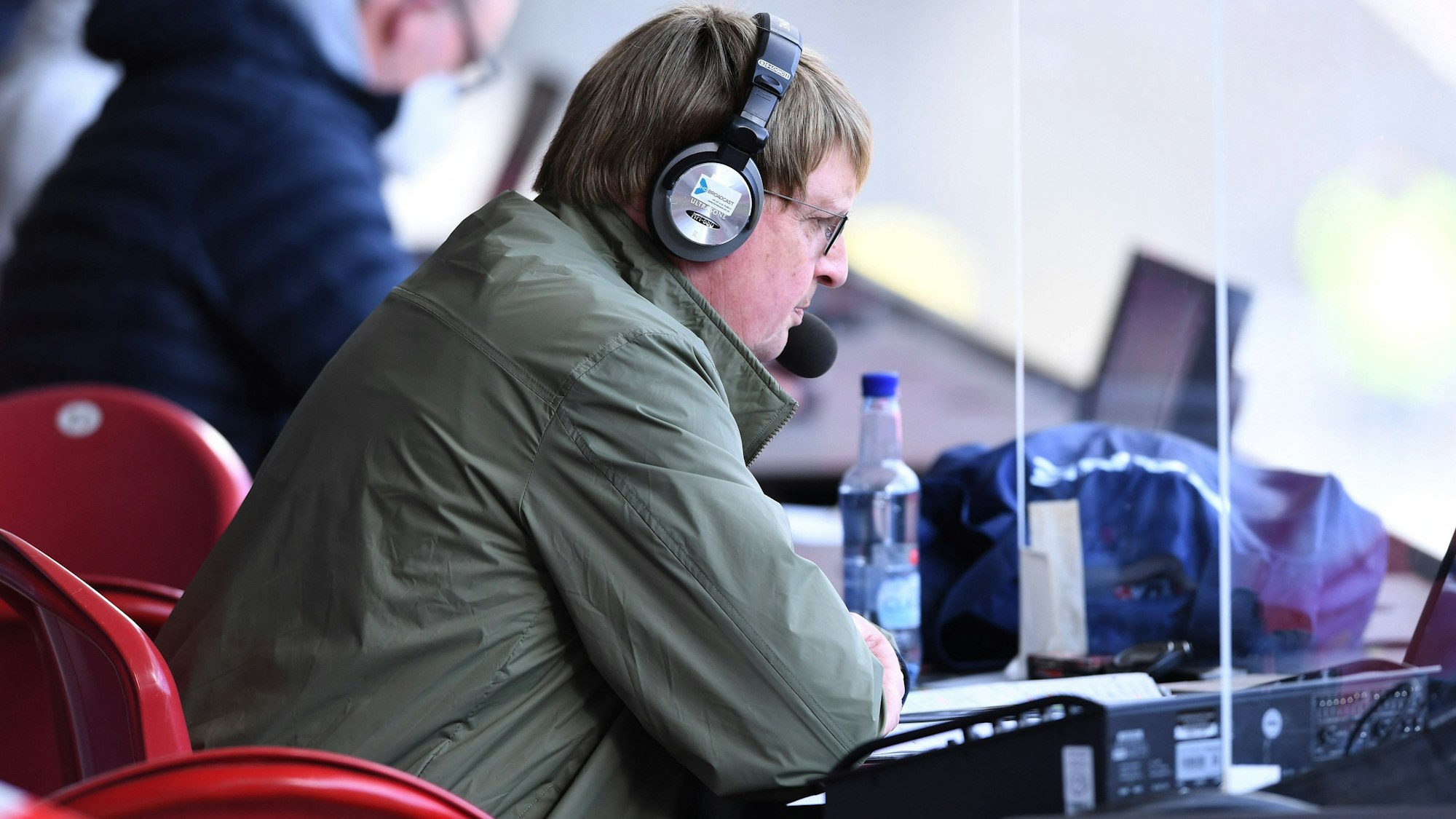 Tom Bayer sitzt am Kommentatoren-Platz.