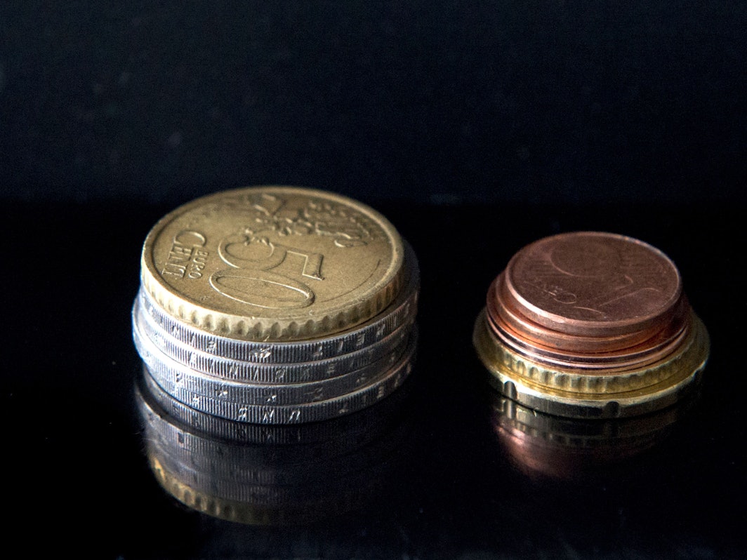 Die Euro-Münzen haben verschiedene Rillen am Rand. Sie sollen z.B. blinden Menschen helfen, das Geld zu unterscheiden.