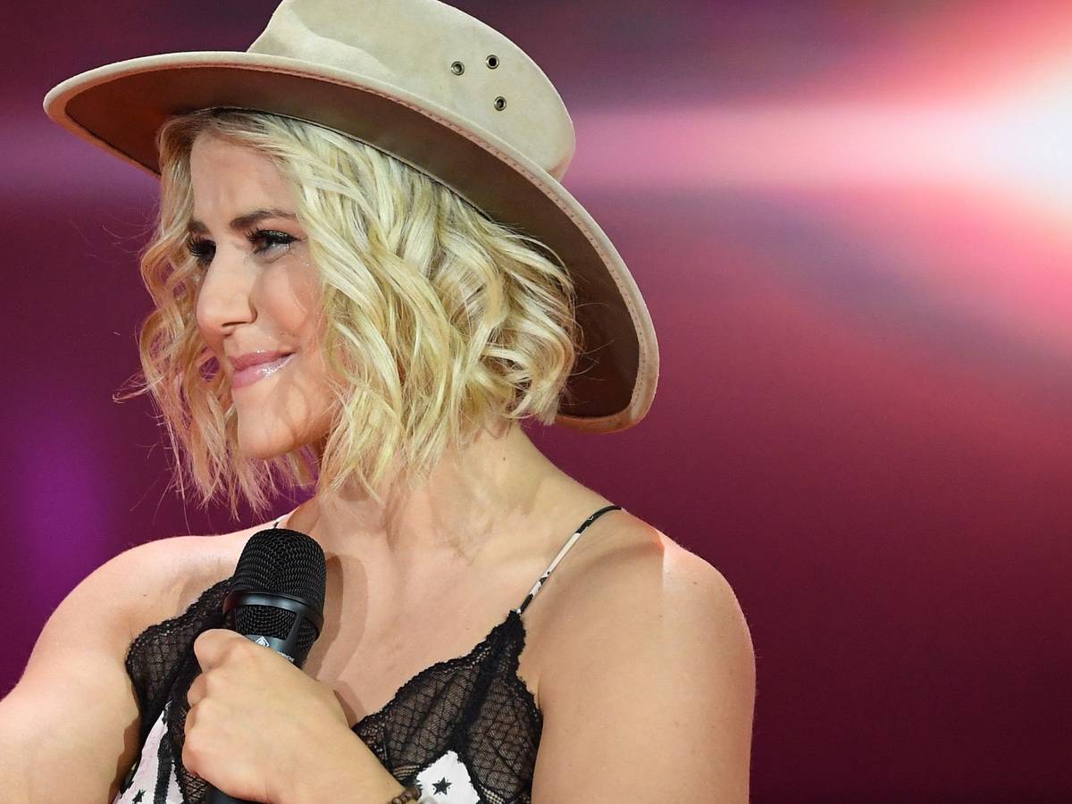 Beatrice Egli steht auf der Bühne.
