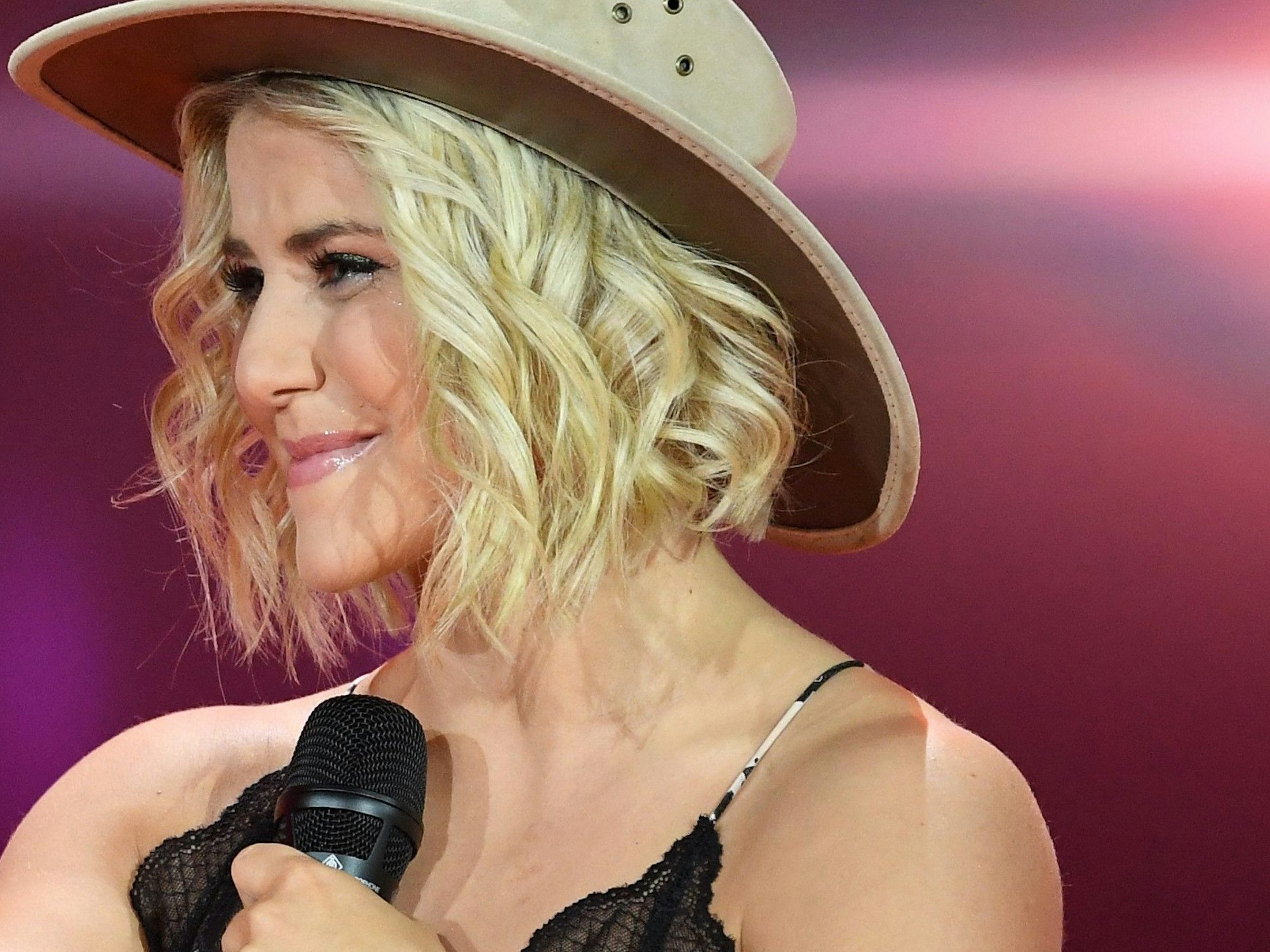 Beatrice Egli steht auf der Bühne.