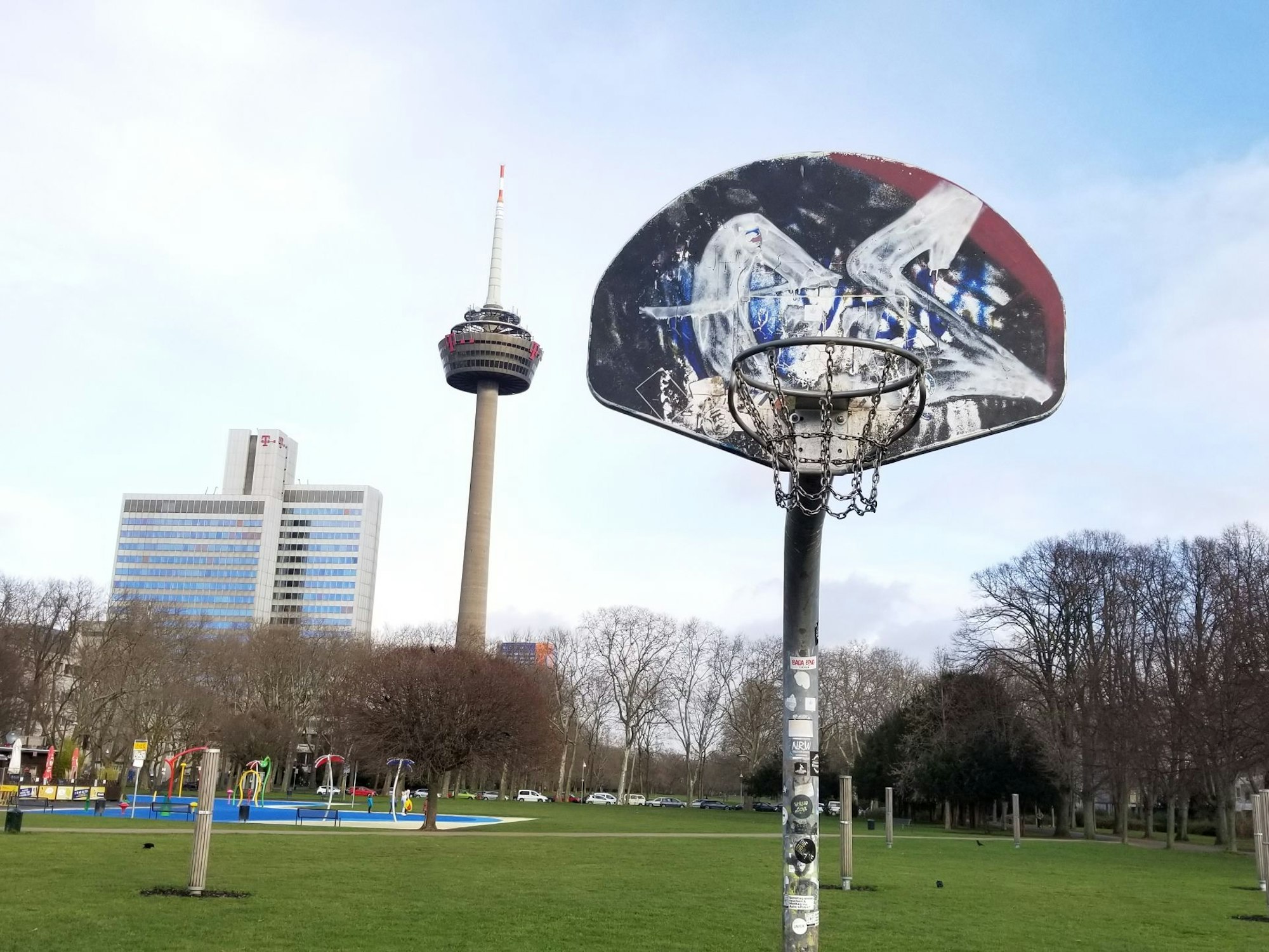 Mit Blick auf den Colonius (Foto vom 20. Januar 2022) kann im Grüngürtel Basketball gespielt werden.