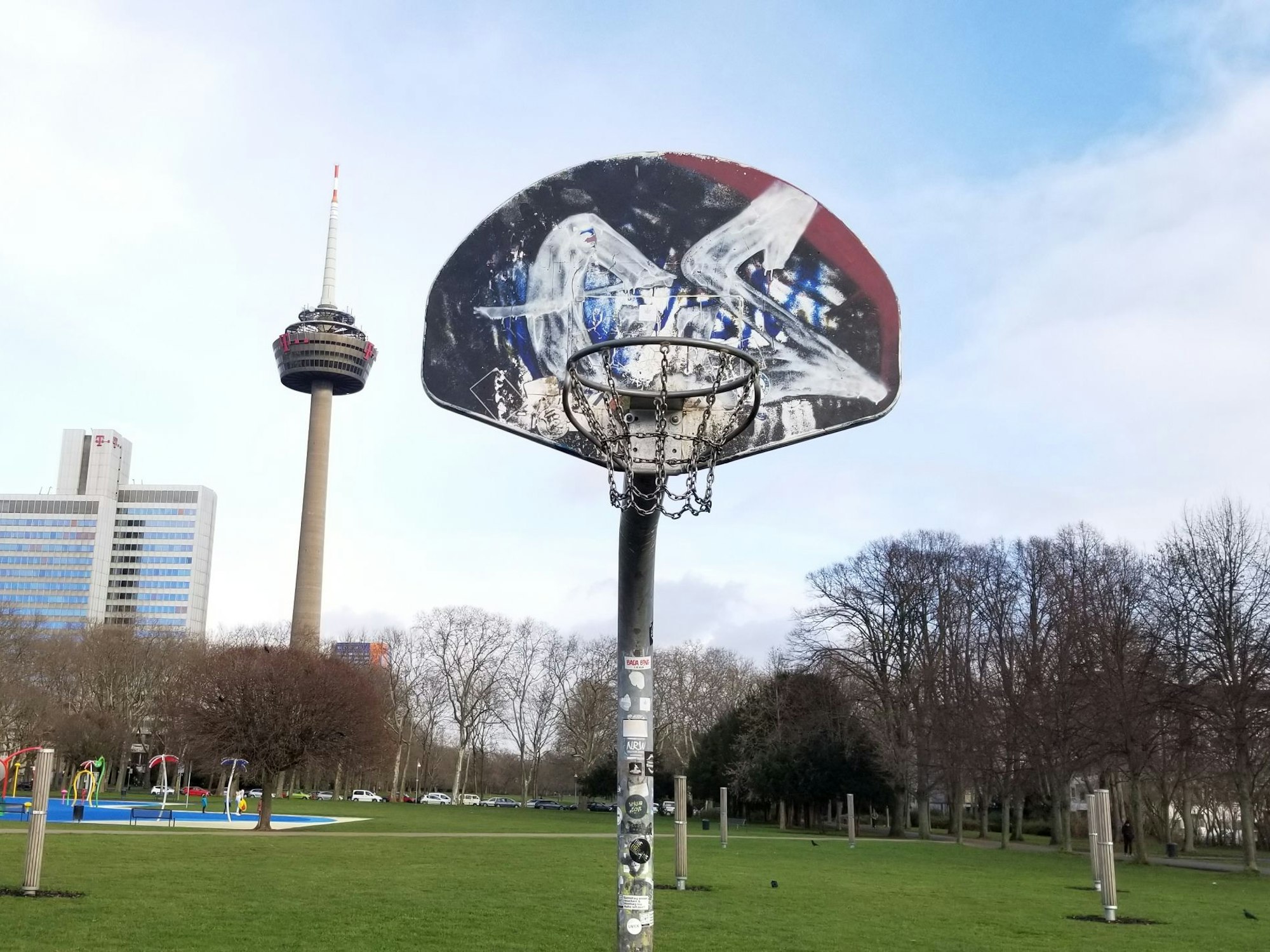 Der Basketballplatz im Grüngürtel – im Hintergrund ist der Colonius zu sehen.
