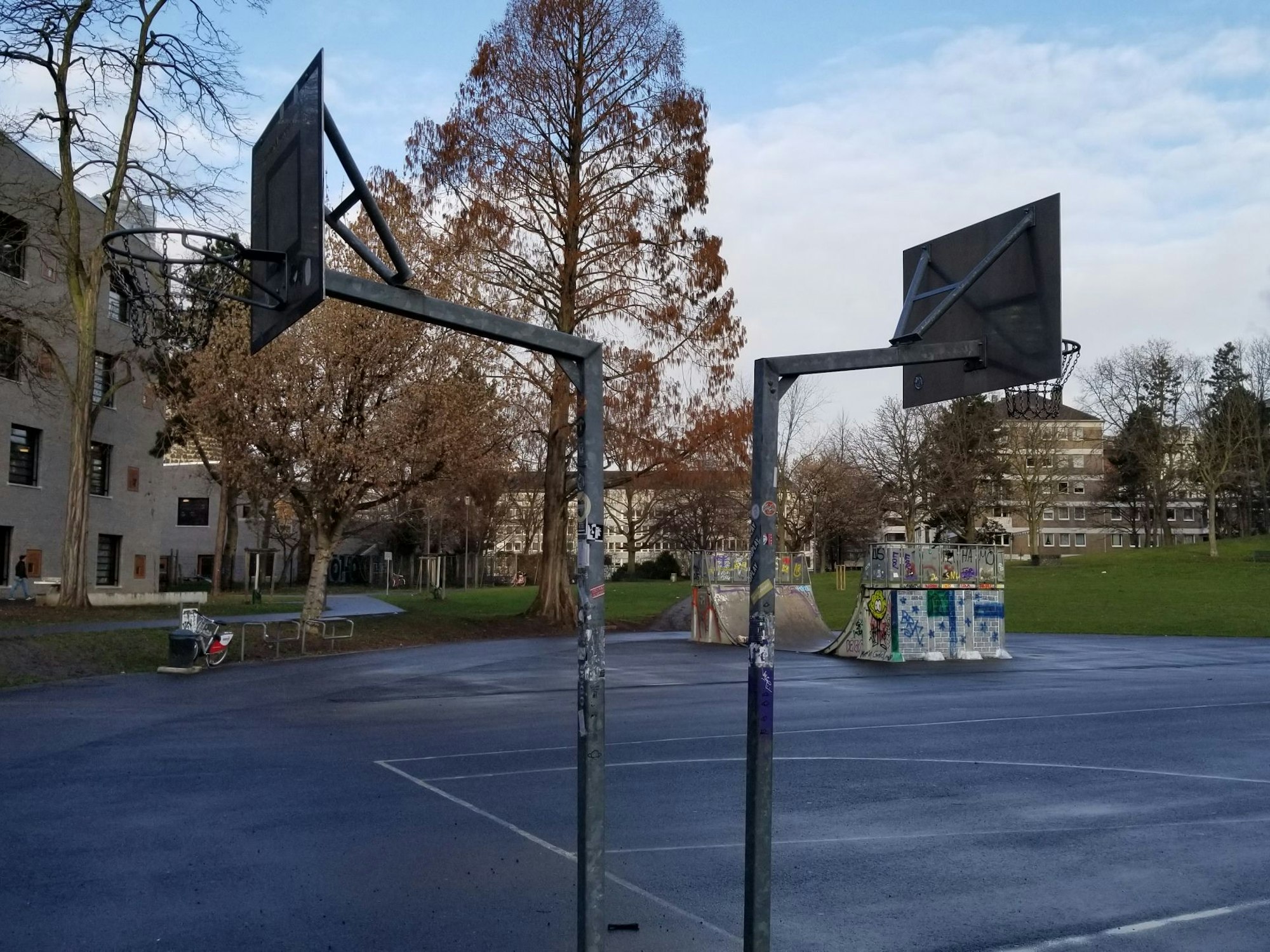 Falls der Hauptplatz im Klingelpützpark (Foto vom 20. Januar 2022) belegt ist, kann an Übungskörben trainiert werden.