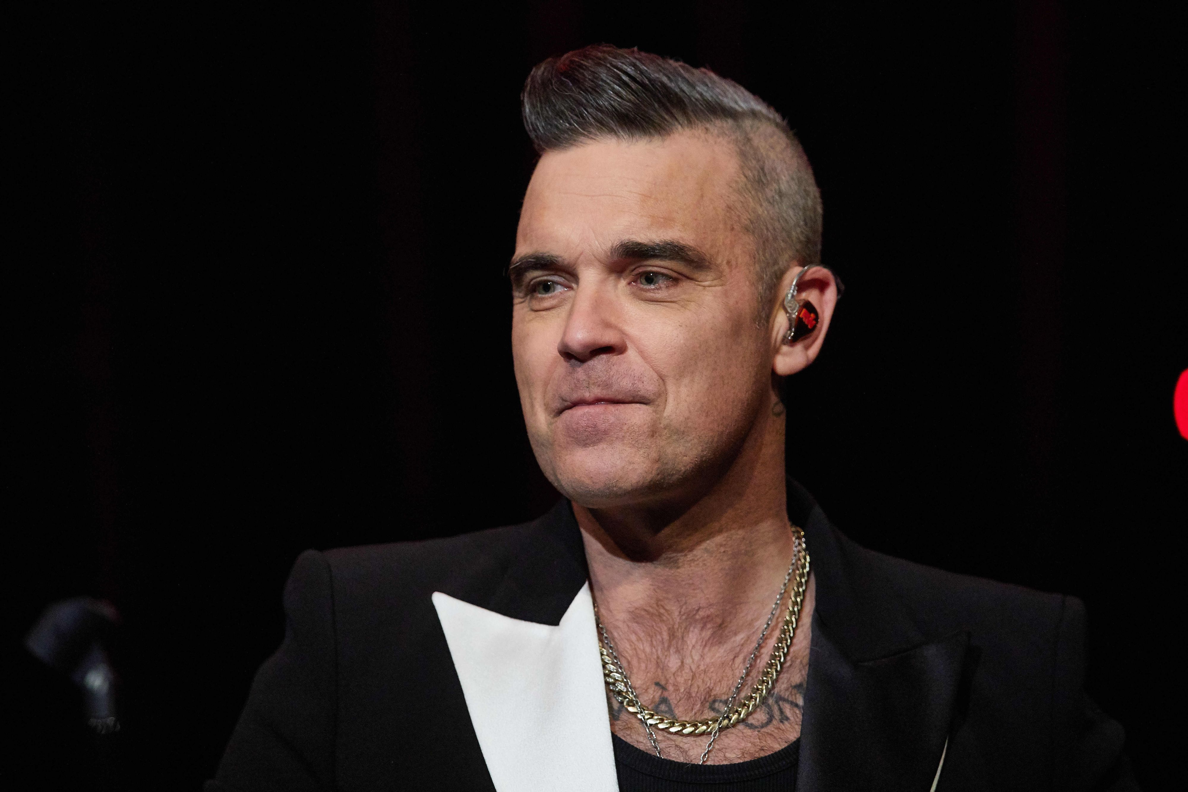 Robbie Williams steht am 3. Dezember 2019 auf der Bühne im Kehrwieder Theater in Hamburg.